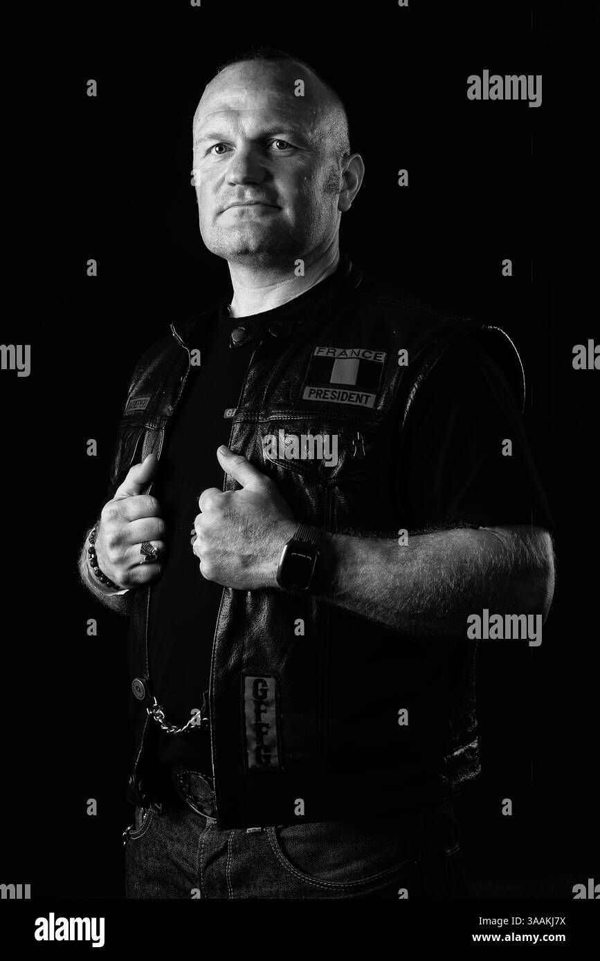 11. Dezember 2017 - Paris, Frankreich - JEROME, President Gatekeepers MC, Job als Firefighter Rides HD Street Bob 2010. Die MC-Biker stehen in vielerlei Hinsicht im Gegensatz zu den traditionellen Bikern. Einige Ride Choppers, modifizierte und personalisierte Motorräder und entzogen einige ihrer Originalzubehör. Im Allgemeinen ist dies eine Möglichkeit, die Ablehnung vieler konventioneller Vorstellungen von der politischen und wirtschaftlichen Gesellschaft, in der sie leben, zu zeigen. MC-Biker wollen frei sein, ohne Einschränkungen, aber sie unterliegen drastischen internen Regeln. Teil eines MC zu sein, ist ein echtes Engagement. Obwohl einige MC-Mitglieder liv scheinen mögen Stockfoto