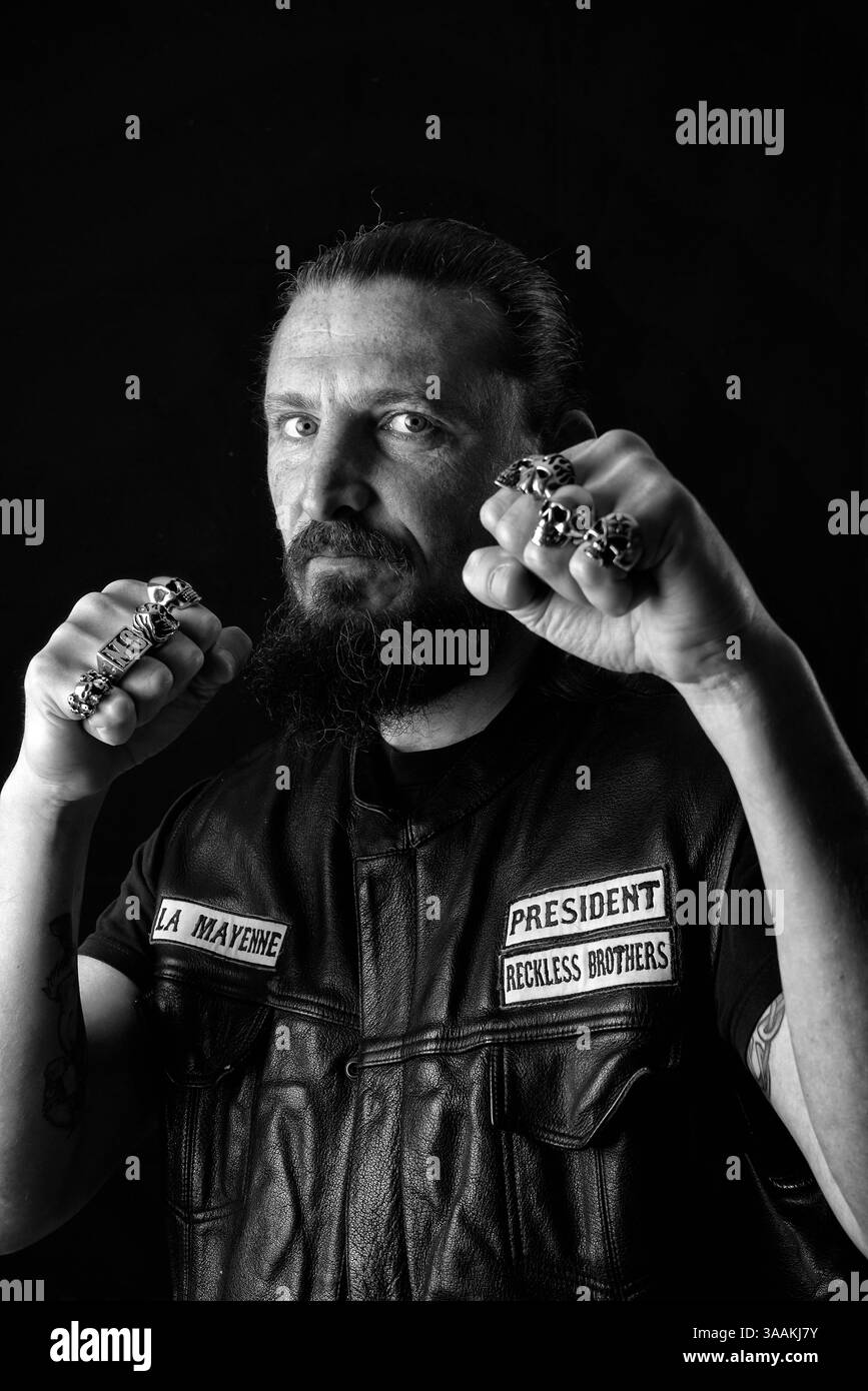 11. Dezember 2017 - Paris, Frankreich - JACK of Reckless Brothers MC, Job als Laderaumaufseher (Tiefkühlsektor) Rides HD FAT Boy Special 2011. Die MC-Biker stehen in vielerlei Hinsicht im Gegensatz zu den traditionellen Bikern. Einige Ride Choppers, modifizierte und personalisierte Motorräder und entzogen einige ihrer Originalzubehör. Im Allgemeinen ist dies eine Möglichkeit, die Ablehnung vieler konventioneller Vorstellungen von der politischen und wirtschaftlichen Gesellschaft, in der sie leben, zu zeigen. MC-Biker wollen frei sein, ohne Einschränkungen, aber sie unterliegen drastischen internen Regeln. Teil eines MC zu sein, ist ein echtes Engagement. Obwohl einige Stockfoto