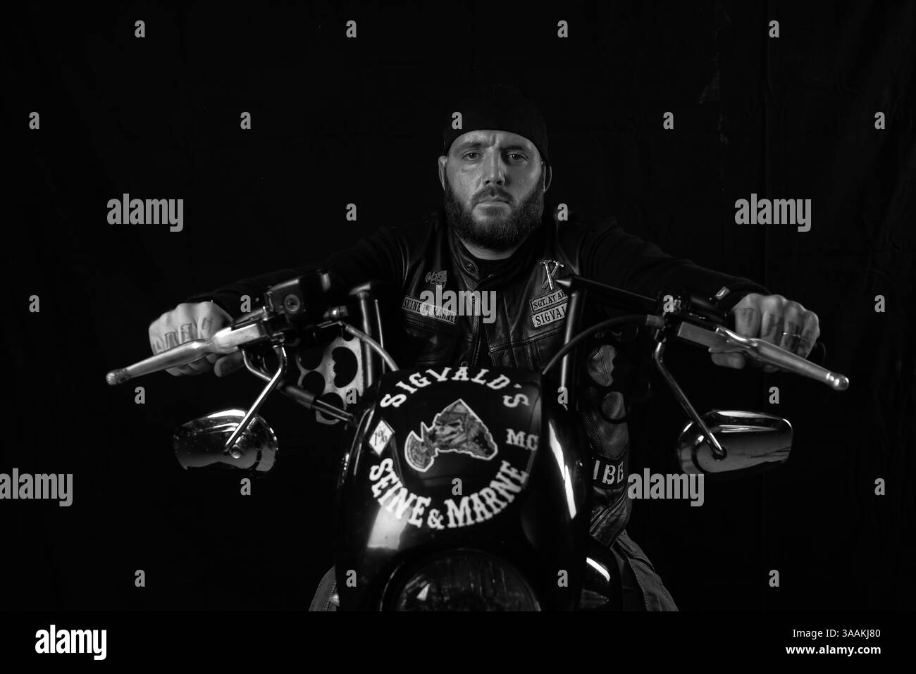 11. Dezember 2017 – Paris, Frankreich – JOHNNY von Sigvalds MC seine & Marne, Job als Pro MMA Fighter fährt Harley Davidson Sportster 1200 ccm 2009. Die MC-Biker stehen in vielerlei Hinsicht im Gegensatz zu den traditionellen Bikern. Einige Ride Choppers, modifizierte und personalisierte Motorräder und entzogen einige ihrer Originalzubehör. Im Allgemeinen ist dies eine Möglichkeit, die Ablehnung vieler konventioneller Vorstellungen von der politischen und wirtschaftlichen Gesellschaft, in der sie leben, zu zeigen. MC-Biker wollen frei sein, ohne Einschränkungen, aber sie unterliegen drastischen internen Regeln. Teil eines MC zu sein, ist ein echtes Engagement. Obwohl einige M Stockfoto