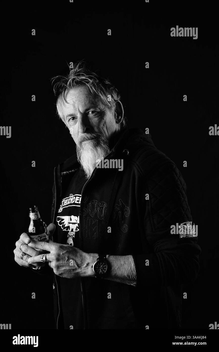 Dezember 2017 - Paris, Frankreich - JO aka. HELLCAT von Thunderbirds MC, pensionierter HD-Sportler 883. Die MC-Biker stehen in vielerlei Hinsicht im Gegensatz zu den traditionellen Bikern. Einige Ride Choppers, modifizierte und personalisierte Motorräder und entzogen einige ihrer Originalzubehör. Im Allgemeinen ist dies eine Möglichkeit, die Ablehnung vieler konventioneller Vorstellungen von der politischen und wirtschaftlichen Gesellschaft, in der sie leben, zu zeigen. MC-Biker wollen frei sein, ohne Einschränkungen, aber sie unterliegen drastischen internen Regeln. Teil eines MC zu sein, ist ein echtes Engagement. Obwohl einige MC-Mitglieder scheinbar eine Margina zu leben scheinen Stockfoto