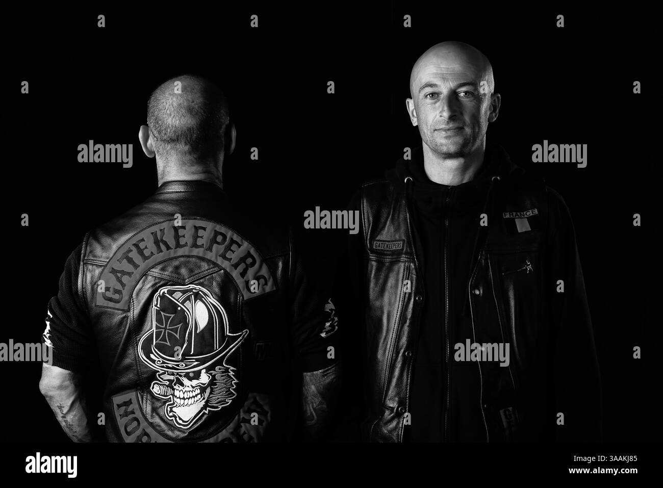 Dezember 2017 - Paris, Frankreich - HERVE, Gatekeepers MC, Job is Landschaftler Rides HD Softail 1999. Die MC-Biker stehen in vielerlei Hinsicht im Gegensatz zu den traditionellen Bikern. Einige Ride Choppers, modifizierte und personalisierte Motorräder und entzogen einige ihrer Originalzubehör. Im Allgemeinen ist dies eine Möglichkeit, die Ablehnung vieler konventioneller Vorstellungen von der politischen und wirtschaftlichen Gesellschaft, in der sie leben, zu zeigen. MC-Biker wollen frei sein, ohne Einschränkungen, aber sie unterliegen drastischen internen Regeln. Teil eines MC zu sein, ist ein echtes Engagement. Obwohl einige MC-Mitglieder scheinbar ein marginales li zu leben scheinen Stockfoto