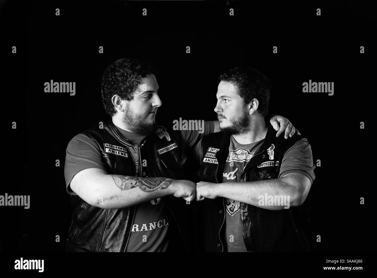 11. Dezember 2017 - Paris, Frankreich - ROBIN of Wanahawks MC (arbeitslos) Rides HD Sportster 883 Iron 2015) und HUGO of Wanahawks MC, Job als männliche Krankenschwester reitet Harley Davidson Electra Glide Ultra Classic 2012. Die MC-Biker stehen in vielerlei Hinsicht im Gegensatz zu den traditionellen Bikern. Einige Ride Choppers, modifizierte und personalisierte Motorräder und entzogen einige ihrer Originalzubehör. Im Allgemeinen ist dies eine Möglichkeit, die Ablehnung vieler konventioneller Vorstellungen von der politischen und wirtschaftlichen Gesellschaft, in der sie leben, zu zeigen. MC-Biker wollen frei sein, ohne Einschränkungen, aber sie werden von drastischen internen gesteuert Stockfoto