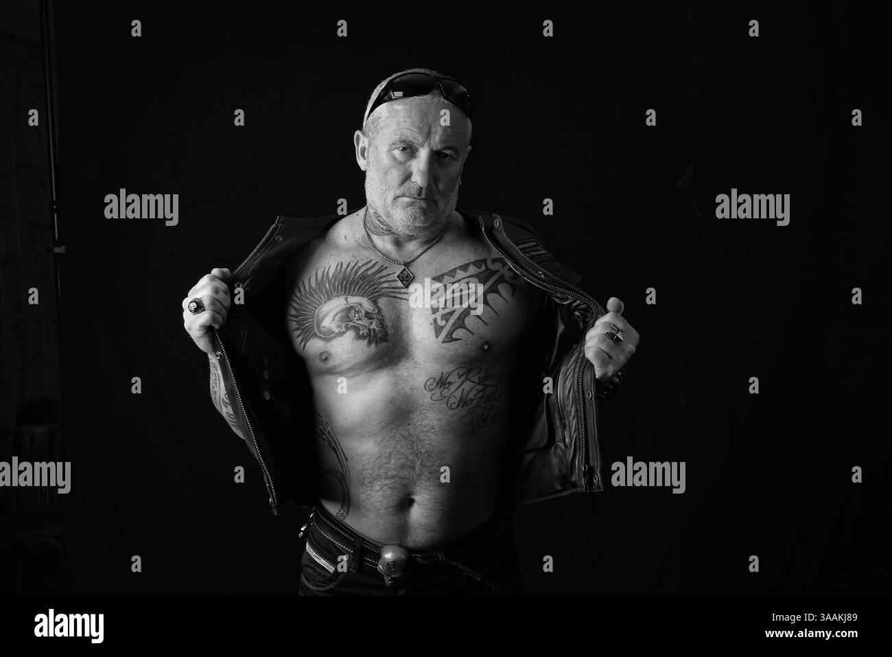 11. Dezember 2017 - Paris, Frankreich - JEAN von Red Crusaders MC. Die MC-Biker stehen in vielerlei Hinsicht im Gegensatz zu den traditionellen Bikern. Einige Ride Choppers, modifizierte und personalisierte Motorräder und entzogen einige ihrer Originalzubehör. Im Allgemeinen ist dies eine Möglichkeit, die Ablehnung vieler konventioneller Vorstellungen von der politischen und wirtschaftlichen Gesellschaft, in der sie leben, zu zeigen. MC-Biker wollen frei sein, ohne Einschränkungen, aber sie unterliegen drastischen internen Regeln. Teil eines MC zu sein, ist ein echtes Engagement. Obwohl einige MC-Mitglieder einen marginalen Lebensstil zu leben scheinen, sind sie meist ein Stockfoto