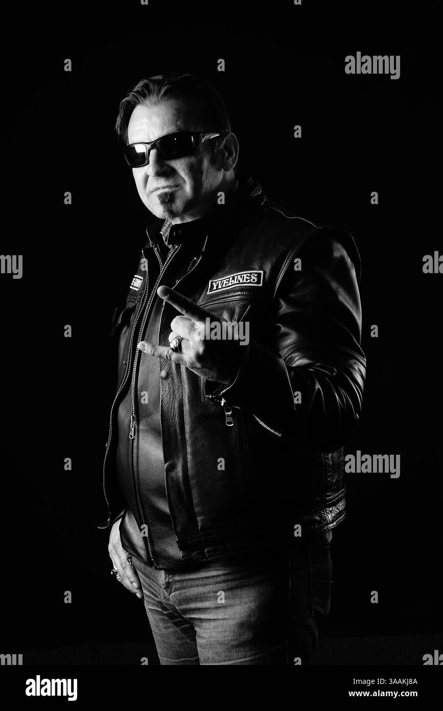 Dezember 2017 - Paris, Frankreich - ZENTRUM der Weißen Krähen. Die MC-Biker stehen in vielerlei Hinsicht im Gegensatz zu den traditionellen Bikern. Einige Ride Choppers, modifizierte und personalisierte Motorräder und entzogen einige ihrer Originalzubehör. Im Allgemeinen ist dies eine Möglichkeit, die Ablehnung vieler konventioneller Vorstellungen von der politischen und wirtschaftlichen Gesellschaft, in der sie leben, zu zeigen. MC-Biker wollen frei sein, ohne Einschränkungen, aber sie unterliegen drastischen internen Regeln. Teil eines MC zu sein, ist ein echtes Engagement. Obwohl einige MC-Mitglieder einen marginalen Lebensstil zu leben scheinen, sind sie in den meisten Fällen aktuell Stockfoto