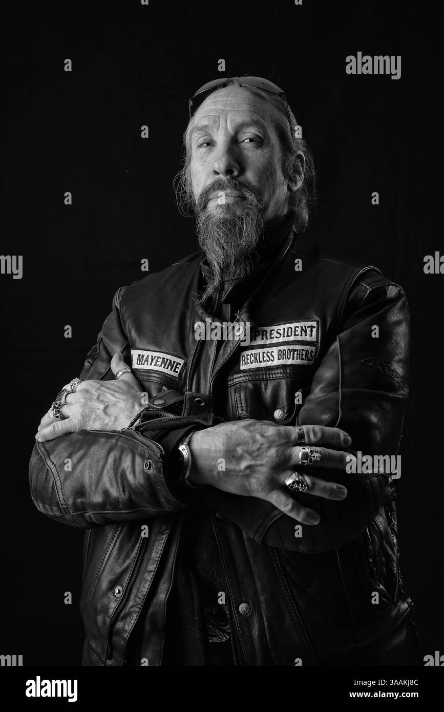 11. Dezember 2017 – Paris, Frankreich – JP von Reconless Brothers MC, pensioniert Rides HD Sportster 883 XL Trike 2012cc 2009. Die MC-Biker stehen in vielerlei Hinsicht im Gegensatz zu den traditionellen Bikern. Einige Ride Choppers, modifizierte und personalisierte Motorräder und entzogen einige ihrer Originalzubehör. Im Allgemeinen ist dies eine Möglichkeit, die Ablehnung vieler konventioneller Vorstellungen von der politischen und wirtschaftlichen Gesellschaft, in der sie leben, zu zeigen. MC-Biker wollen frei sein, ohne Einschränkungen, aber sie unterliegen drastischen internen Regeln. Teil eines MC zu sein, ist ein echtes Engagement. Obwohl einige MC-Mitglieder scheinen mir zu sein Stockfoto