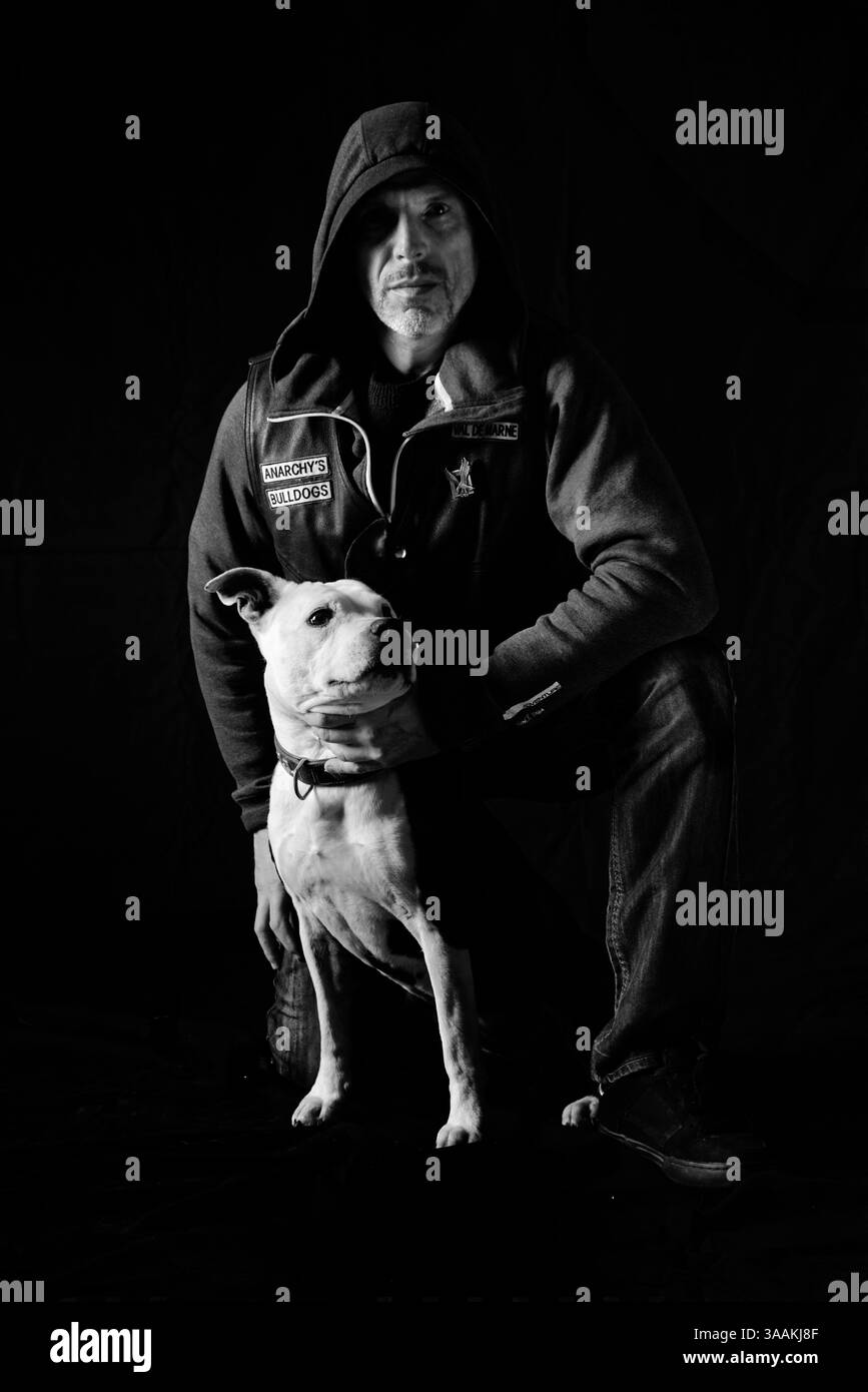 11. Dezember 2017 – Paris, Frankreich – GIOVANI aka JO von Anarchy's Bulldogs MC, Job als Graphic Artist Rides Harley Davidson Road King 105th 2008. Die MC-Biker stehen in vielerlei Hinsicht im Gegensatz zu den traditionellen Bikern. Einige Ride Choppers, modifizierte und personalisierte Motorräder und entzogen einige ihrer Originalzubehör. Im Allgemeinen ist dies eine Möglichkeit, die Ablehnung vieler konventioneller Vorstellungen von der politischen und wirtschaftlichen Gesellschaft, in der sie leben, zu zeigen. MC-Biker wollen frei sein, ohne Einschränkungen, aber sie unterliegen drastischen internen Regeln. Teil eines MC zu sein, ist ein echtes Engagement. Obwohl einige Stockfoto