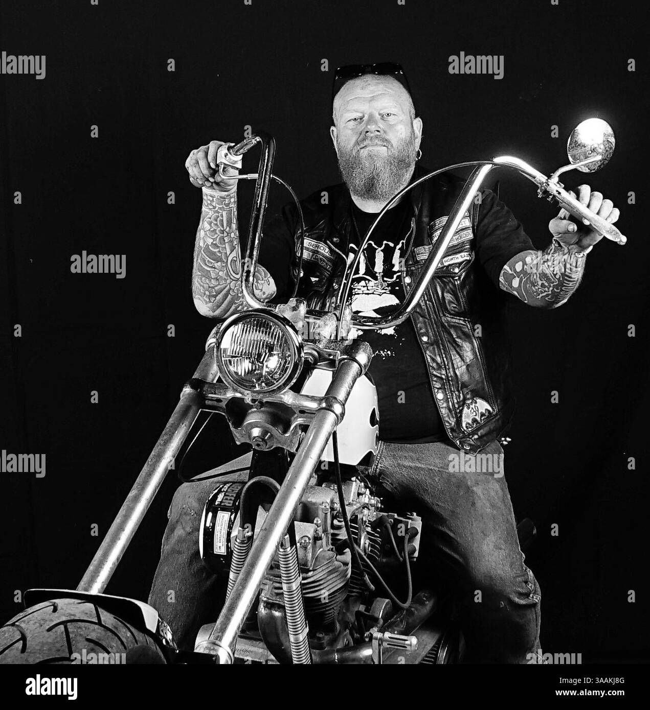 11. Dezember 2017 – Paris, Frankreich – JEAN CLAUDE, President Boozefighters MC 176, besitzt den Stop Shop für Custom-Bikes und Schallplattensammler fährt Harley Davidson Sportster 1200 Bobber. Die MC-Biker stehen in vielerlei Hinsicht im Gegensatz zu den traditionellen Bikern. Einige Ride Choppers, modifizierte und personalisierte Motorräder und entzogen einige ihrer Originalzubehör. Im Allgemeinen ist dies eine Möglichkeit, die Ablehnung vieler konventioneller Vorstellungen von der politischen und wirtschaftlichen Gesellschaft, in der sie leben, zu zeigen. MC-Biker wollen frei sein, ohne Einschränkungen, aber sie unterliegen drastischen internen Regeln. Ein Teil von zu sein Stockfoto