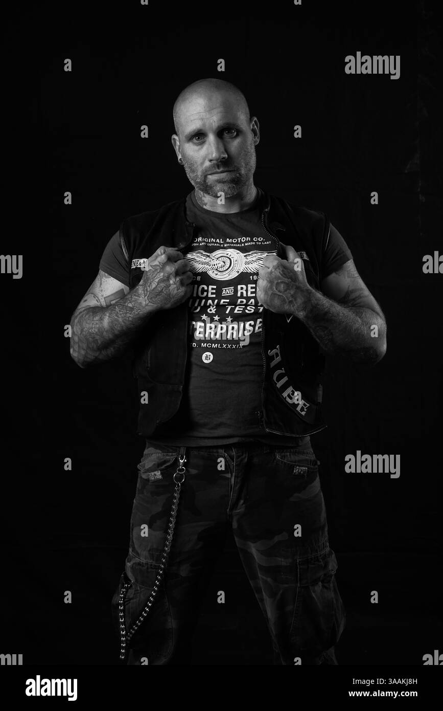 Dezember 2017 – Paris, Frankreich – MARCO von Sigvalds MC seine & Marne, Job als Pin Stripper fährt Harley Davidson Sportster 883 1992. Die MC-Biker stehen in vielerlei Hinsicht im Gegensatz zu den traditionellen Bikern. Einige Ride Choppers, modifizierte und personalisierte Motorräder und entzogen einige ihrer Originalzubehör. Im Allgemeinen ist dies eine Möglichkeit, die Ablehnung vieler konventioneller Vorstellungen von der politischen und wirtschaftlichen Gesellschaft, in der sie leben, zu zeigen. MC-Biker wollen frei sein, ohne Einschränkungen, aber sie unterliegen drastischen internen Regeln. Teil eines MC zu sein, ist ein echtes Engagement. Obwohl einige MC-Membe Stockfoto