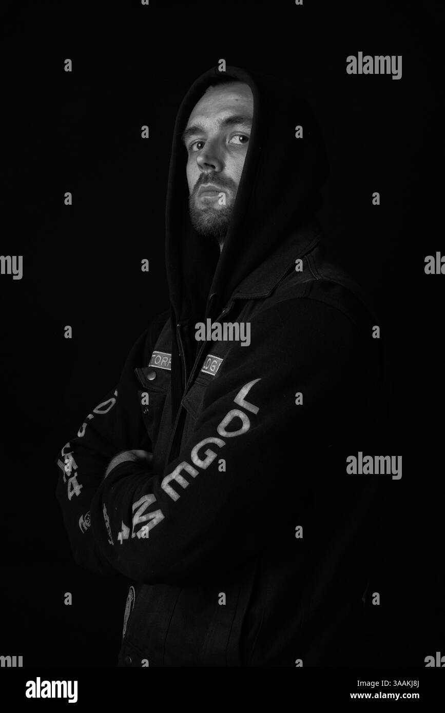 11. Dezember 2017 - Paris, Frankreich - MAXIME aka TORPILLE, rechts von LOGE M-4, Job als Chef Restaurant fährt Harley Davidson Cross Bones 2008. Die MC-Biker stehen in vielerlei Hinsicht im Gegensatz zu den traditionellen Bikern. Einige Ride Choppers, modifizierte und personalisierte Motorräder und entzogen einige ihrer Originalzubehör. Im Allgemeinen ist dies eine Möglichkeit, die Ablehnung vieler konventioneller Vorstellungen von der politischen und wirtschaftlichen Gesellschaft, in der sie leben, zu zeigen. MC-Biker wollen frei sein, ohne Einschränkungen, aber sie unterliegen drastischen internen Regeln. Teil eines MC zu sein, ist ein echtes Engagement. Obwohl einige Stockfoto