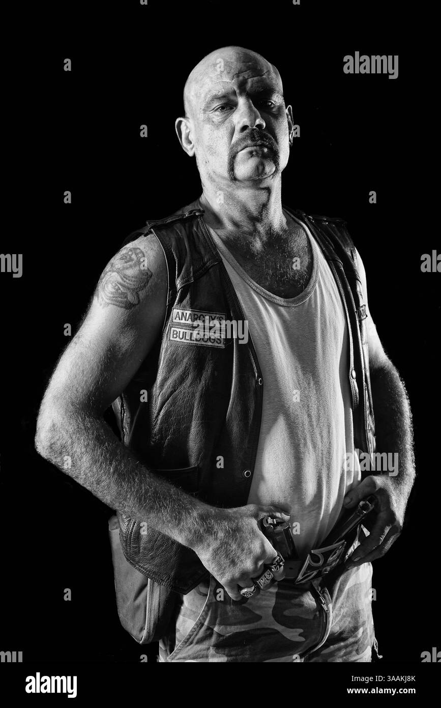 11. Dezember 2017 - Paris, Frankreich - DAVID of Anarchy's Bulldogs MC, Job als Dachdecker fährt Royal Star de 1996. Die MC-Biker stehen in vielerlei Hinsicht im Gegensatz zu den traditionellen Bikern. Einige Ride Choppers, modifizierte und personalisierte Motorräder und entzogen einige ihrer Originalzubehör. Im Allgemeinen ist dies eine Möglichkeit, die Ablehnung vieler konventioneller Vorstellungen von der politischen und wirtschaftlichen Gesellschaft, in der sie leben, zu zeigen. MC-Biker wollen frei sein, ohne Einschränkungen, aber sie unterliegen drastischen internen Regeln. Teil eines MC zu sein, ist ein echtes Engagement. Obwohl einige MC-Mitglieder scheinen ein mar zu leben Stockfoto