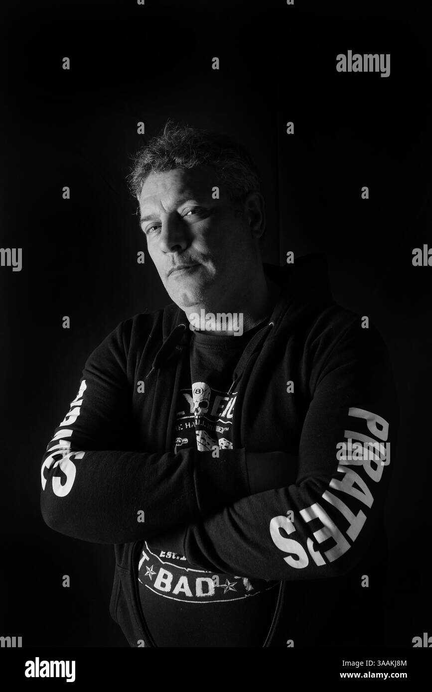 11. Dezember 2017 – Paris, Frankreich – LOU of Pirate's MC (Club aufgelöst), Job als Fahrzeugreparatur und Lackierer reitet Harley Davidson Sportster 1200. Die MC-Biker stehen in vielerlei Hinsicht im Gegensatz zu den traditionellen Bikern. Einige Ride Choppers, modifizierte und personalisierte Motorräder und entzogen einige ihrer Originalzubehör. Im Allgemeinen ist dies eine Möglichkeit, die Ablehnung vieler konventioneller Vorstellungen von der politischen und wirtschaftlichen Gesellschaft, in der sie leben, zu zeigen. MC-Biker wollen frei sein, ohne Einschränkungen, aber sie unterliegen drastischen internen Regeln. Teil eines MC zu sein, ist ein echtes Engagement. Obwohl etwas Stockfoto