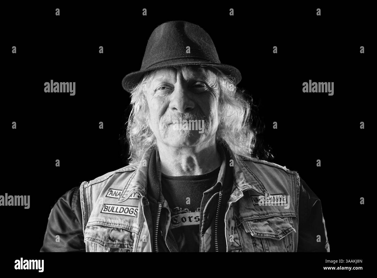 11. Dezember 2017 - Paris, Frankreich - die MC-Biker stehen in vielerlei Hinsicht im Gegensatz zu den traditionellen Bikern. Einige Ride Choppers, modifizierte und personalisierte Motorräder und entzogen einige ihrer Originalzubehör. Im Allgemeinen ist dies eine Möglichkeit, die Ablehnung vieler konventioneller Vorstellungen von der politischen und wirtschaftlichen Gesellschaft, in der sie leben, zu zeigen. MC-Biker wollen frei sein, ohne Einschränkungen, aber sie unterliegen drastischen internen Regeln. Teil eines MC zu sein, ist ein echtes Engagement. Obwohl einige MC-Mitglieder einen marginalen Lebensstil zu leben scheinen, sind sie größtenteils vollständig integriert Stockfoto