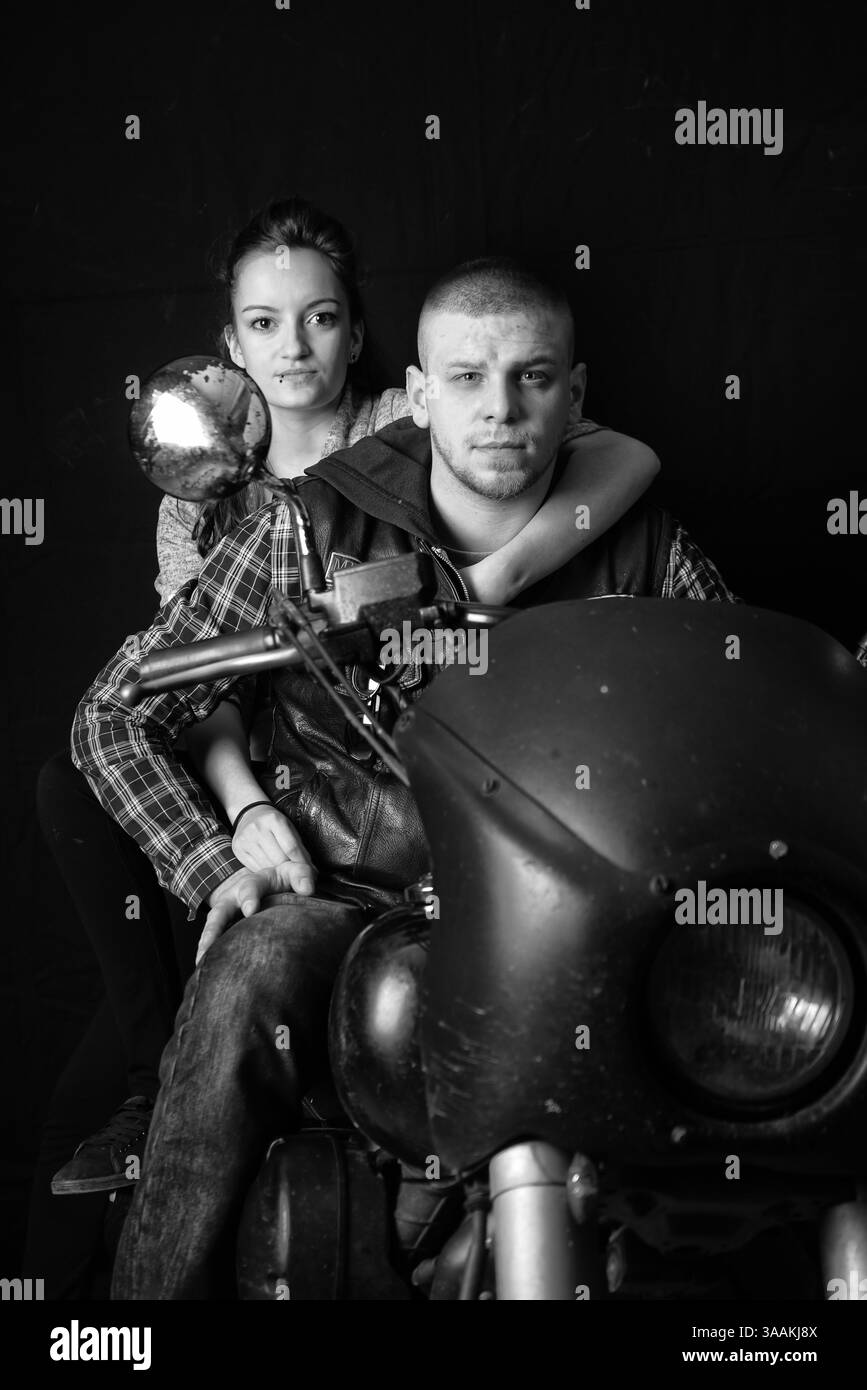 Dezember 2017 - Paris, Frankreich - MAX of Medieval MC, mit CHER, Job als Metzger reitet Virago 750. Die MC-Biker stehen in vielerlei Hinsicht im Gegensatz zu den traditionellen Bikern. Einige Ride Choppers, modifizierte und personalisierte Motorräder und entzogen einige ihrer Originalzubehör. Im Allgemeinen ist dies eine Möglichkeit, die Ablehnung vieler konventioneller Vorstellungen von der politischen und wirtschaftlichen Gesellschaft, in der sie leben, zu zeigen. MC-Biker wollen frei sein, ohne Einschränkungen, aber sie unterliegen drastischen internen Regeln. Teil eines MC zu sein, ist ein echtes Engagement. Obwohl einige MC-Mitglieder scheinbar ein marginales li zu leben scheinen Stockfoto