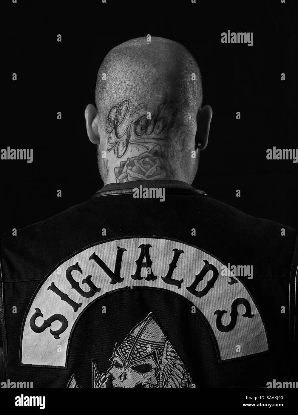 Dezember 2017 – Paris, Frankreich – MARCO von Sigvalds MC seine & Marne, Job als Pin Stripper fährt Harley Davidson Sportster 883 1992. Die MC-Biker stehen in vielerlei Hinsicht im Gegensatz zu den traditionellen Bikern. Einige Ride Choppers, modifizierte und personalisierte Motorräder und entzogen einige ihrer Originalzubehör. Im Allgemeinen ist dies eine Möglichkeit, die Ablehnung vieler konventioneller Vorstellungen von der politischen und wirtschaftlichen Gesellschaft, in der sie leben, zu zeigen. MC-Biker wollen frei sein, ohne Einschränkungen, aber sie unterliegen drastischen internen Regeln. Teil eines MC zu sein, ist ein echtes Engagement. Obwohl einige MC-Membe Stockfoto