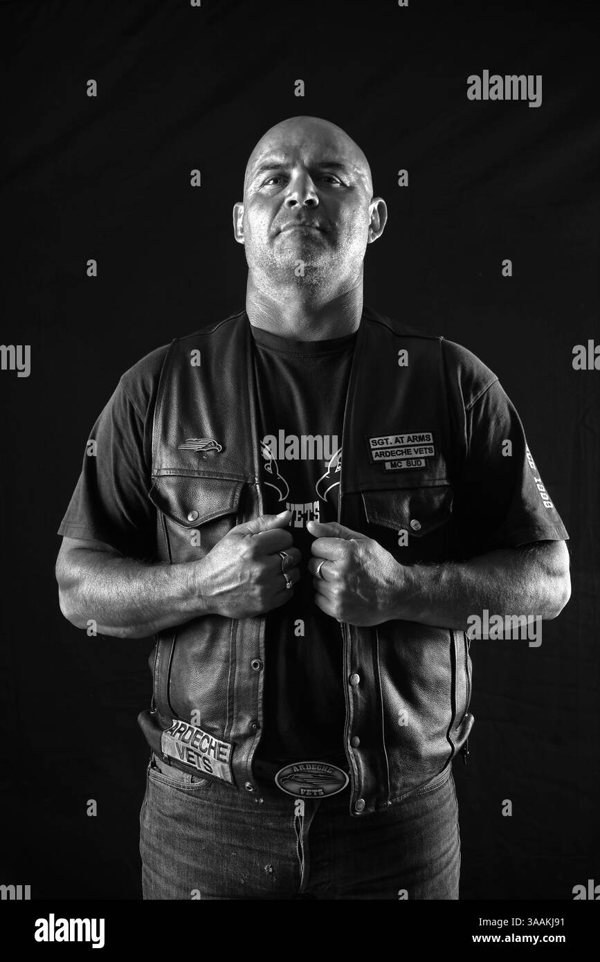 Dezember 2017 – Paris, Frankreich – CHRISTOPHE of Ardeche betreibt MC Sud, Job als Einzelhandelsverkäufer fährt Harley Davidson Street Bob 2008. Die MC-Biker stehen in vielerlei Hinsicht im Gegensatz zu den traditionellen Bikern. Einige Ride Choppers, modifizierte und personalisierte Motorräder und entzogen einige ihrer Originalzubehör. Im Allgemeinen ist dies eine Möglichkeit, die Ablehnung vieler konventioneller Vorstellungen von der politischen und wirtschaftlichen Gesellschaft, in der sie leben, zu zeigen. MC-Biker wollen frei sein, ohne Einschränkungen, aber sie unterliegen drastischen internen Regeln. Teil eines MC zu sein, ist ein echtes Engagement. Obwohl einige MC-Mem Stockfoto