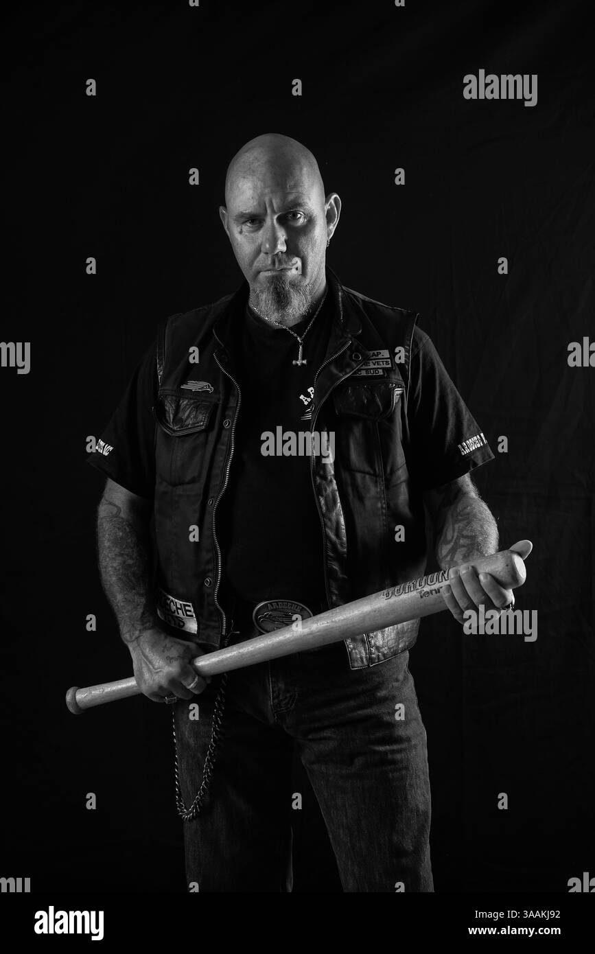 11. Dezember 2017 – Paris, Frankreich – DAN, Ex Ardeche Vets MC, arbeitet als Baumaschinenbetreiber in der Harley Davidson Street Bob 2013 (er verließ den Club). Die MC-Biker stehen in vielerlei Hinsicht im Gegensatz zu den traditionellen Bikern. Einige Ride Choppers, modifizierte und personalisierte Motorräder und entzogen einige ihrer Originalzubehör. Im Allgemeinen ist dies eine Möglichkeit, die Ablehnung vieler konventioneller Vorstellungen von der politischen und wirtschaftlichen Gesellschaft, in der sie leben, zu zeigen. MC-Biker wollen frei sein, ohne Einschränkungen, aber sie unterliegen drastischen internen Regeln. Teil eines MC zu sein, ist ein echter Committer Stockfoto