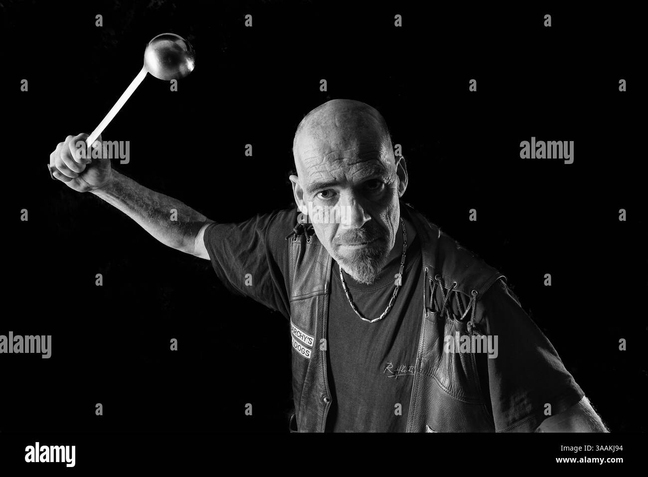 11. Dezember 2017 – Paris, Frankreich – FRED aka LA LOUCHE von Anarchy's Bulldogs MC, Jobs as Lopper Timber Rides Harley Davidson 1340cc softail 1993. Die MC-Biker stehen in vielerlei Hinsicht im Gegensatz zu den traditionellen Bikern. Einige Ride Choppers, modifizierte und personalisierte Motorräder und entzogen einige ihrer Originalzubehör. Im Allgemeinen ist dies eine Möglichkeit, die Ablehnung vieler konventioneller Vorstellungen von der politischen und wirtschaftlichen Gesellschaft, in der sie leben, zu zeigen. MC-Biker wollen frei sein, ohne Einschränkungen, aber sie unterliegen drastischen internen Regeln. Teil eines MC zu sein, ist ein echtes Engagement. Aber das ist auch so Stockfoto