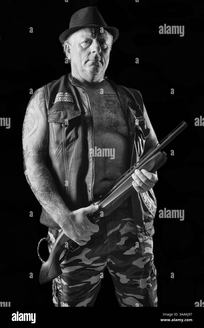 11. Dezember 2017 - Paris, Frankreich - SAM, President Anarchy's Bulldogs MC, lebt durch und für den Club. Die MC-Biker stehen in vielerlei Hinsicht im Gegensatz zu den traditionellen Bikern. Einige Ride Choppers, modifizierte und personalisierte Motorräder und entzogen einige ihrer Originalzubehör. Im Allgemeinen ist dies eine Möglichkeit, die Ablehnung vieler konventioneller Vorstellungen von der politischen und wirtschaftlichen Gesellschaft, in der sie leben, zu zeigen. MC-Biker wollen frei sein, ohne Einschränkungen, aber sie unterliegen drastischen internen Regeln. Teil eines MC zu sein, ist ein echtes Engagement. Obwohl einige MC-Mitglieder vielleicht einen Margi zu leben scheinen Stockfoto