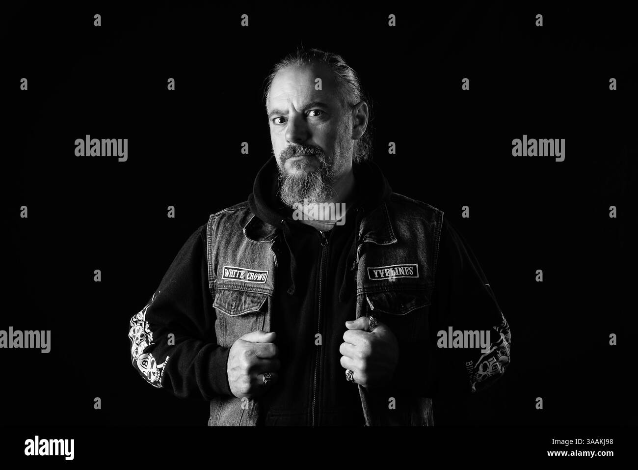 11. Dezember 2017 – Paris, Frankreich – LAURENT alias LOKOMO von White Crows MC, Job als Corporate Services Supervisor Rides HD Fat Boy. Die MC-Biker stehen in vielerlei Hinsicht im Gegensatz zu den traditionellen Bikern. Einige Ride Choppers, modifizierte und personalisierte Motorräder und entzogen einige ihrer Originalzubehör. Im Allgemeinen ist dies eine Möglichkeit, die Ablehnung vieler konventioneller Vorstellungen von der politischen und wirtschaftlichen Gesellschaft, in der sie leben, zu zeigen. MC-Biker wollen frei sein, ohne Einschränkungen, aber sie unterliegen drastischen internen Regeln. Teil eines MC zu sein, ist ein echtes Engagement. Obwohl einige MC-Mitglieder das mögen Stockfoto