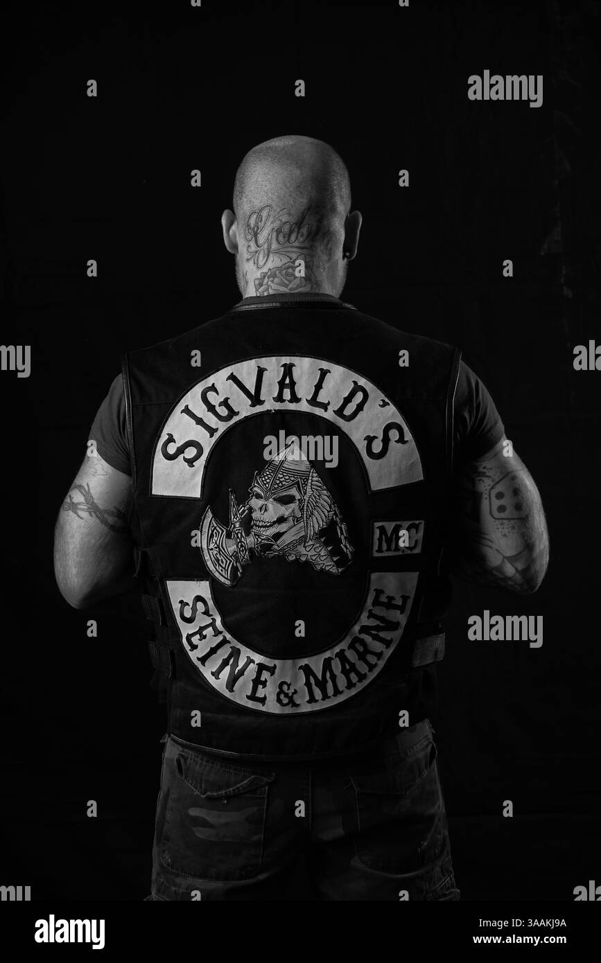 Dezember 2017 – Paris, Frankreich – MARCO von Sigvalds MC seine & Marne, Job als Pin Stripper fährt Harley Davidson Sportster 883 1992. Die MC-Biker stehen in vielerlei Hinsicht im Gegensatz zu den traditionellen Bikern. Einige Ride Choppers, modifizierte und personalisierte Motorräder und entzogen einige ihrer Originalzubehör. Im Allgemeinen ist dies eine Möglichkeit, die Ablehnung vieler konventioneller Vorstellungen von der politischen und wirtschaftlichen Gesellschaft, in der sie leben, zu zeigen. MC-Biker wollen frei sein, ohne Einschränkungen, aber sie unterliegen drastischen internen Regeln. Teil eines MC zu sein, ist ein echtes Engagement. Obwohl einige MC-Membe Stockfoto