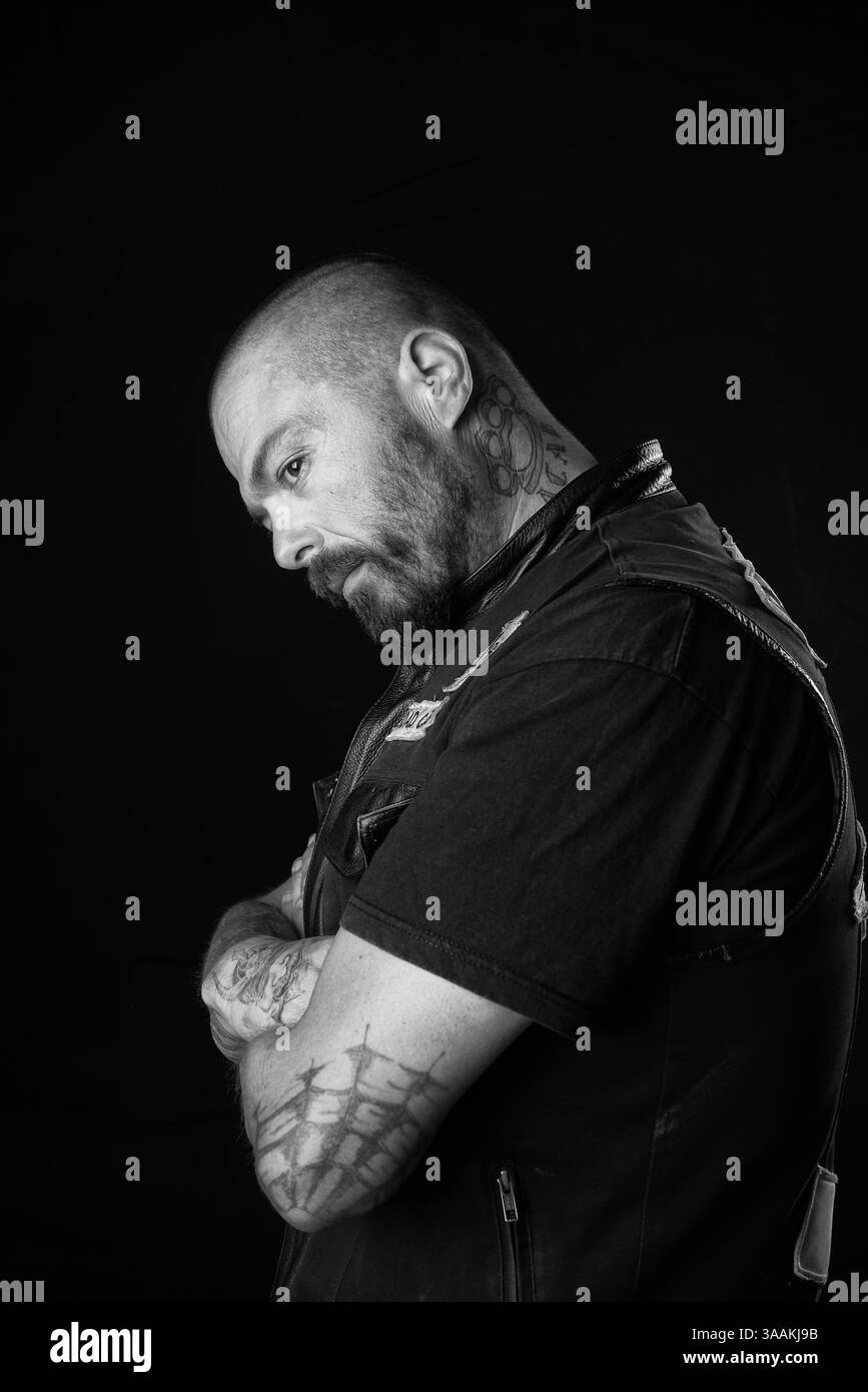 11. Dezember 2017 - Paris, Frankreich - BULLENLAUF MC. Die MC-Biker stehen in vielerlei Hinsicht im Gegensatz zu den traditionellen Bikern. Einige Ride Choppers, modifizierte und personalisierte Motorräder und entzogen einige ihrer Originalzubehör. Im Allgemeinen ist dies eine Möglichkeit, die Ablehnung vieler konventioneller Vorstellungen von der politischen und wirtschaftlichen Gesellschaft, in der sie leben, zu zeigen. MC-Biker wollen frei sein, ohne Einschränkungen, aber sie unterliegen drastischen internen Regeln. Teil eines MC zu sein, ist ein echtes Engagement. Obwohl einige MC-Mitglieder einen marginalen Lebensstil zu leben scheinen, sind sie meist integ Stockfoto