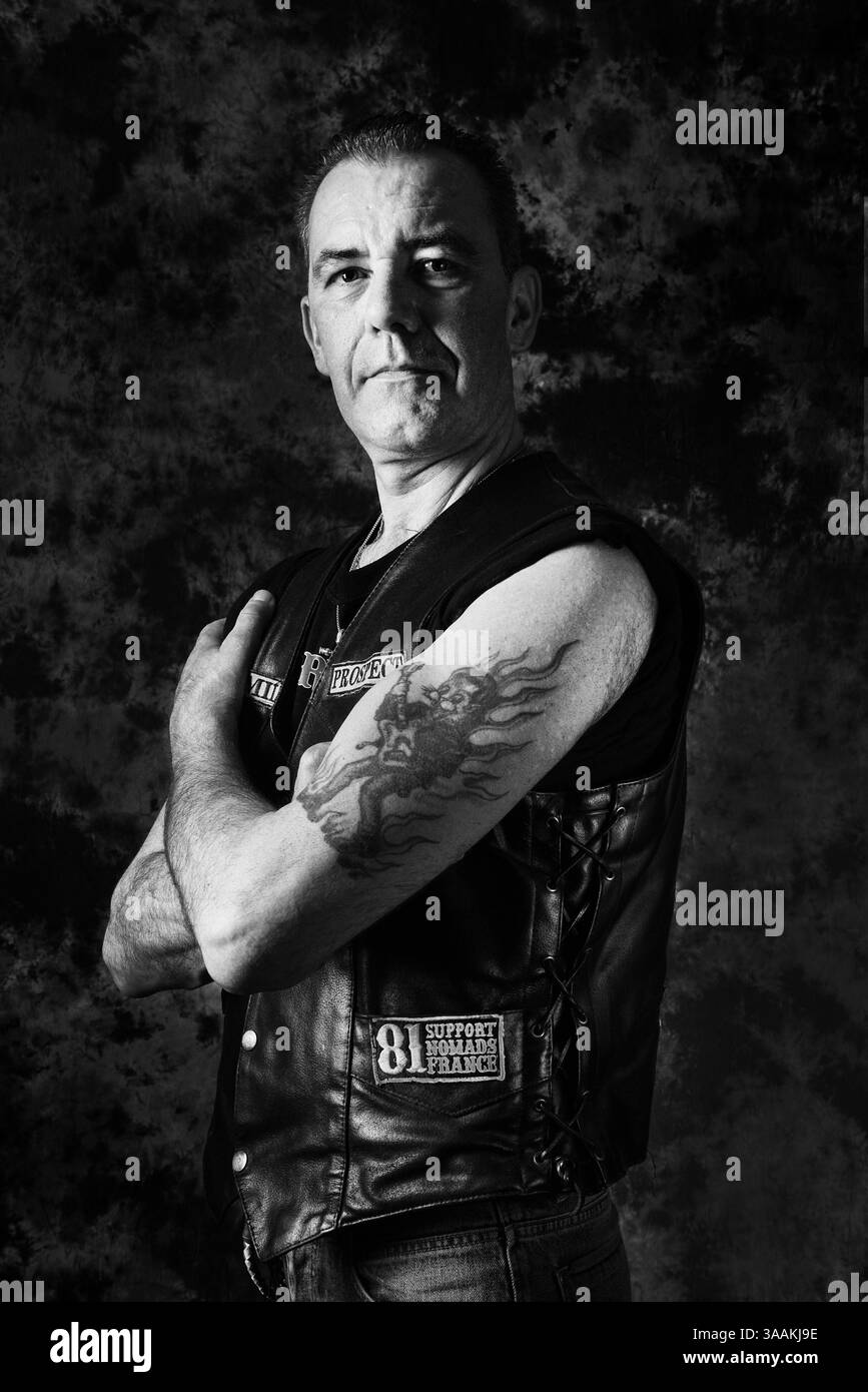 11. Dezember 2017 – Paris, Frankreich – STEPH of Evil Sinners MC, Job als Butcher Rides Harley Davidson Dyna Wide Glide 2010. Die MC-Biker stehen in vielerlei Hinsicht im Gegensatz zu den traditionellen Bikern. Einige Ride Choppers, modifizierte und personalisierte Motorräder und entzogen einige ihrer Originalzubehör. Im Allgemeinen ist dies eine Möglichkeit, die Ablehnung vieler konventioneller Vorstellungen von der politischen und wirtschaftlichen Gesellschaft, in der sie leben, zu zeigen. MC-Biker wollen frei sein, ohne Einschränkungen, aber sie unterliegen drastischen internen Regeln. Teil eines MC zu sein, ist ein echtes Engagement. Obwohl einige MC-Mitglieder scheinen Stockfoto