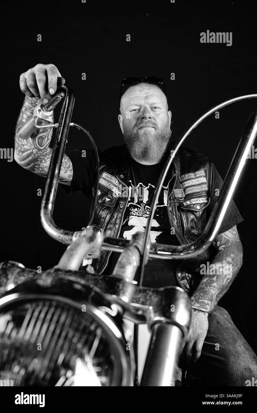 11. Dezember 2017 – Paris, Frankreich – JEAN CLAUDE, President Boozefighters MC 176, besitzt den Stop Shop für Custom-Bikes und Schallplattensammler fährt Harley Davidson Sportster 1200 Bobber. Die MC-Biker stehen in vielerlei Hinsicht im Gegensatz zu den traditionellen Bikern. Einige Ride Choppers, modifizierte und personalisierte Motorräder und entzogen einige ihrer Originalzubehör. Im Allgemeinen ist dies eine Möglichkeit, die Ablehnung vieler konventioneller Vorstellungen von der politischen und wirtschaftlichen Gesellschaft, in der sie leben, zu zeigen. MC-Biker wollen frei sein, ohne Einschränkungen, aber sie unterliegen drastischen internen Regeln. Ein Teil von zu sein Stockfoto
