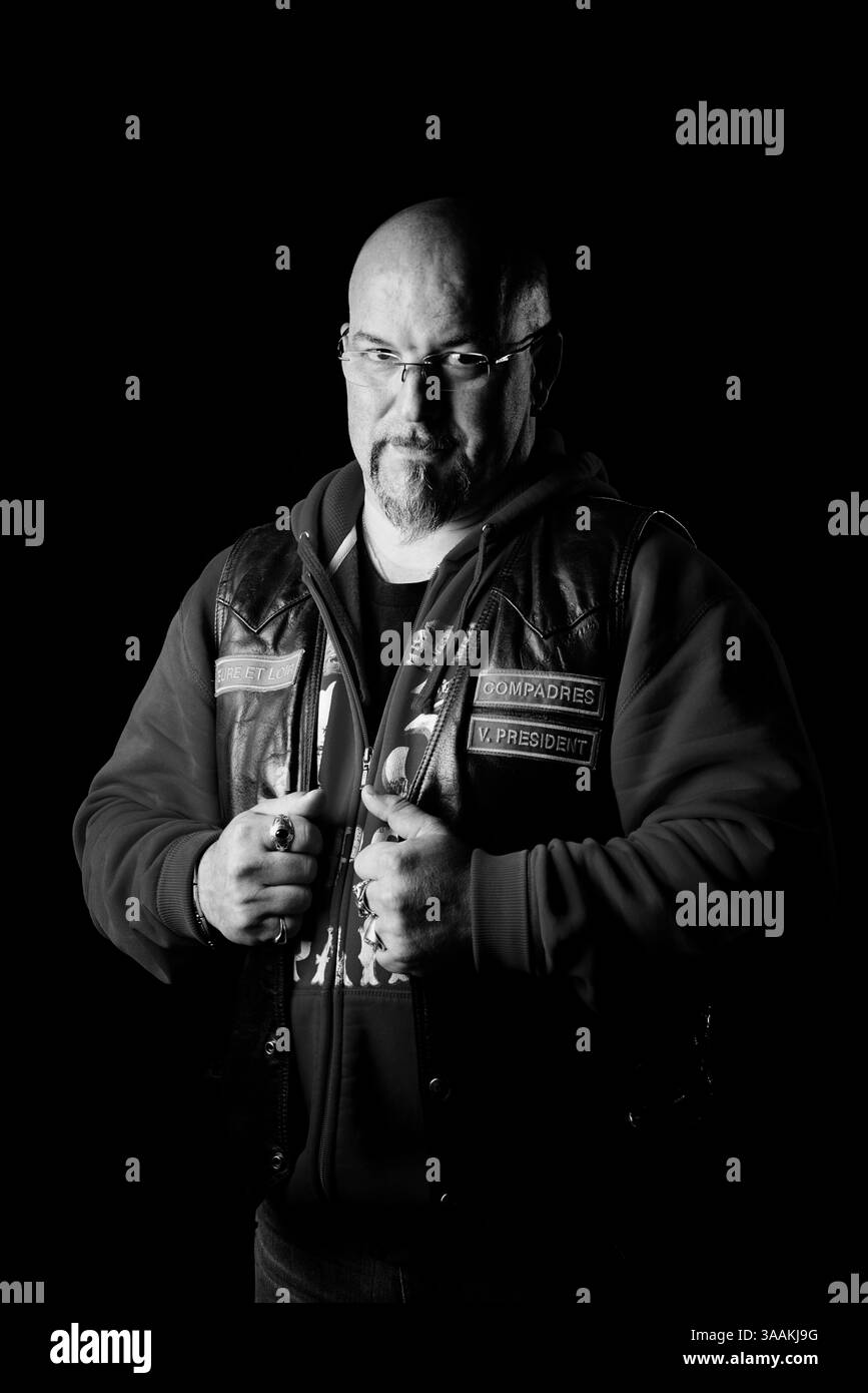 11. Dezember 2017 – Paris, Frankreich – BRAHIM aka Hannibal von Compadres MC, Job als Lagermann reitet Harley Davidson Dyna Wide Glide 1450. Die MC-Biker stehen in vielerlei Hinsicht im Gegensatz zu den traditionellen Bikern. Einige Ride Choppers, modifizierte und personalisierte Motorräder und entzogen einige ihrer Originalzubehör. Im Allgemeinen ist dies eine Möglichkeit, die Ablehnung vieler konventioneller Vorstellungen von der politischen und wirtschaftlichen Gesellschaft, in der sie leben, zu zeigen. MC-Biker wollen frei sein, ohne Einschränkungen, aber sie unterliegen drastischen internen Regeln. Teil eines MC zu sein, ist ein echtes Engagement. Obwohl einige MC-Mem Stockfoto