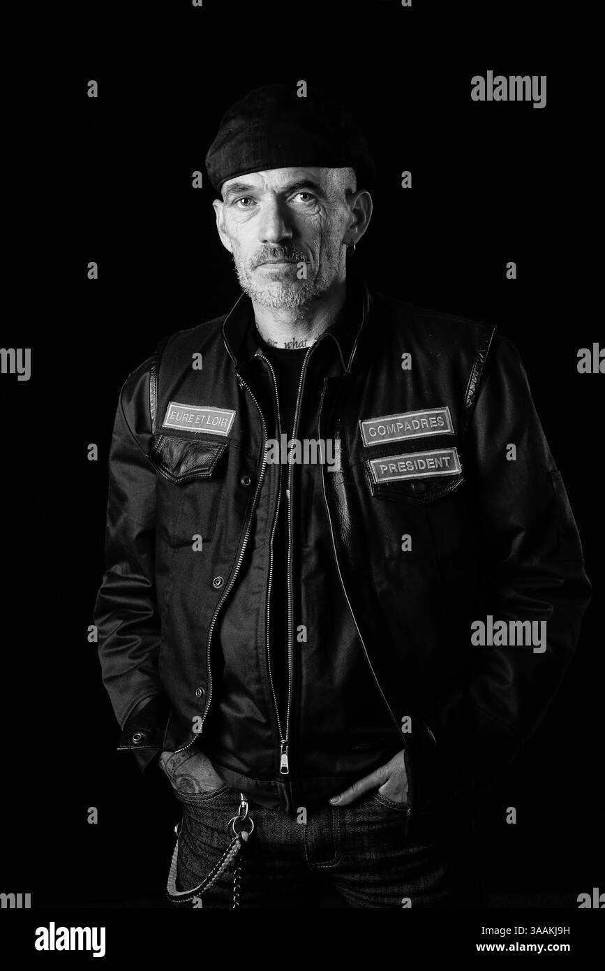 11. Dezember 2017 – Paris, Frankreich – Renald aka Fleau, Präsident Compadres MC, Job als Maintenance Rides Kawa Sumo 1500 Bobber. Die MC-Biker stehen in vielerlei Hinsicht im Gegensatz zu den traditionellen Bikern. Einige Ride Choppers, modifizierte und personalisierte Motorräder und entzogen einige ihrer Originalzubehör. Im Allgemeinen ist dies eine Möglichkeit, die Ablehnung vieler konventioneller Vorstellungen von der politischen und wirtschaftlichen Gesellschaft, in der sie leben, zu zeigen. MC-Biker wollen frei sein, ohne Einschränkungen, aber sie unterliegen drastischen internen Regeln. Teil eines MC zu sein, ist ein echtes Engagement. Obwohl einige MC-Mitglieder das mögen Stockfoto