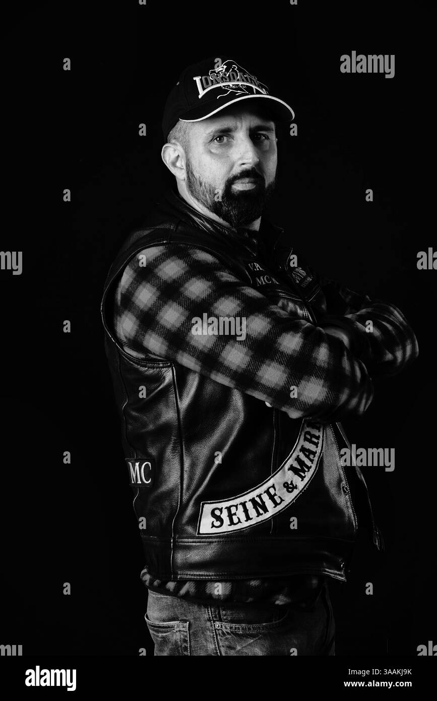 11. Dezember 2017 – Paris, Frankreich – DAVID von BOYANS MC, Job als Schlosser fährt Harley Davidson Road Glide 2012. Die MC-Biker stehen in vielerlei Hinsicht im Gegensatz zu den traditionellen Bikern. Einige Ride Choppers, modifizierte und personalisierte Motorräder und entzogen einige ihrer Originalzubehör. Im Allgemeinen ist dies eine Möglichkeit, die Ablehnung vieler konventioneller Vorstellungen von der politischen und wirtschaftlichen Gesellschaft, in der sie leben, zu zeigen. MC-Biker wollen frei sein, ohne Einschränkungen, aber sie unterliegen drastischen internen Regeln. Teil eines MC zu sein, ist ein echtes Engagement. Obwohl einige MC-Mitglieder anscheinend ein Leben führen Stockfoto