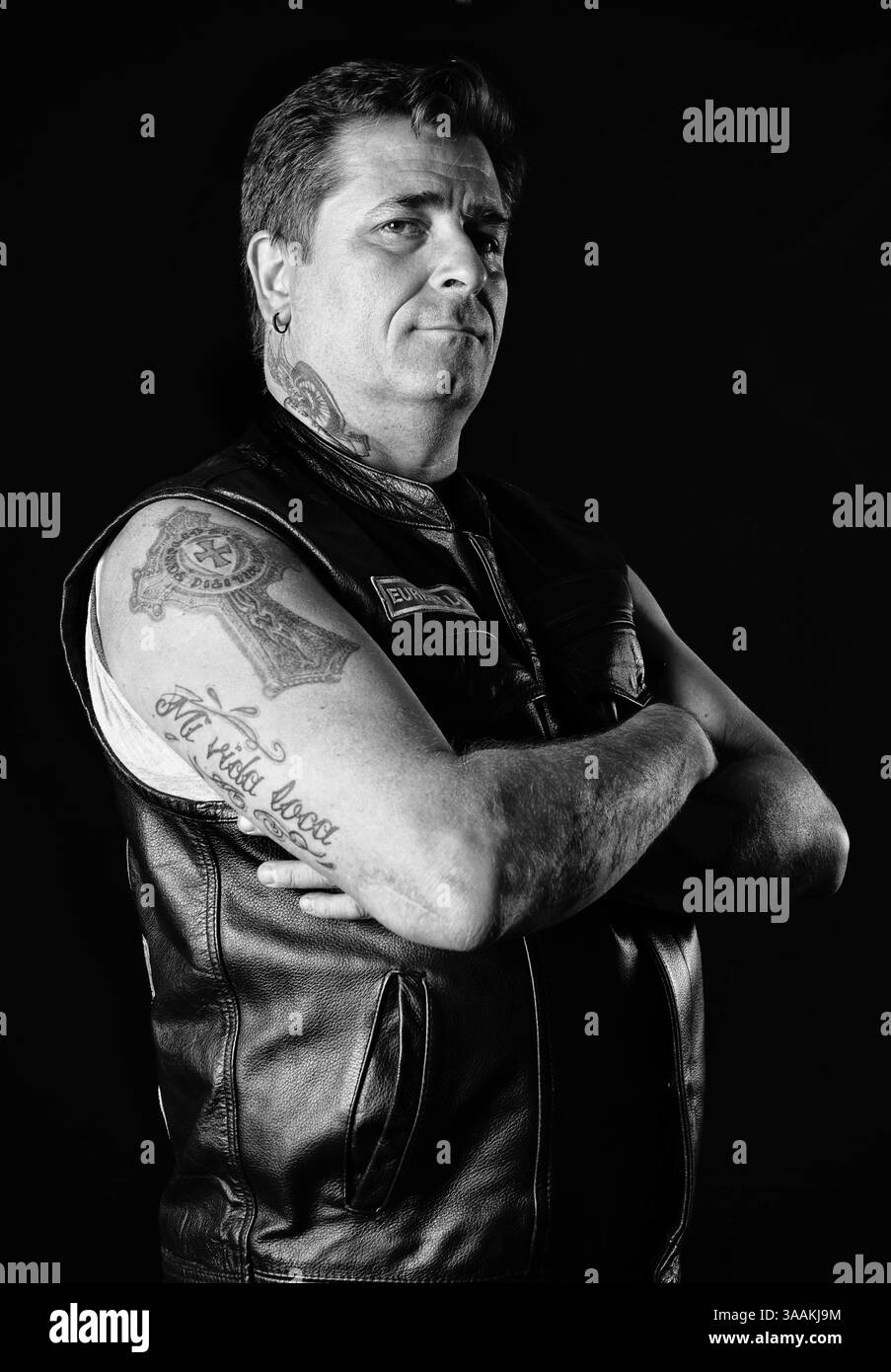 Dezember 2017 - Paris, Frankreich - Laurent Ex. Compadres MC, Job als Festival Street Vendor fährt HD Road King 2001. Die MC-Biker stehen in vielerlei Hinsicht im Gegensatz zu den traditionellen Bikern. Einige Ride Choppers, modifizierte und personalisierte Motorräder und entzogen einige ihrer Originalzubehör. Im Allgemeinen ist dies eine Möglichkeit, die Ablehnung vieler konventioneller Vorstellungen von der politischen und wirtschaftlichen Gesellschaft, in der sie leben, zu zeigen. MC-Biker wollen frei sein, ohne Einschränkungen, aber sie unterliegen drastischen internen Regeln. Teil eines MC zu sein, ist ein echtes Engagement. Obwohl einige MC-Mitglieder scheinen mir zu sein Stockfoto