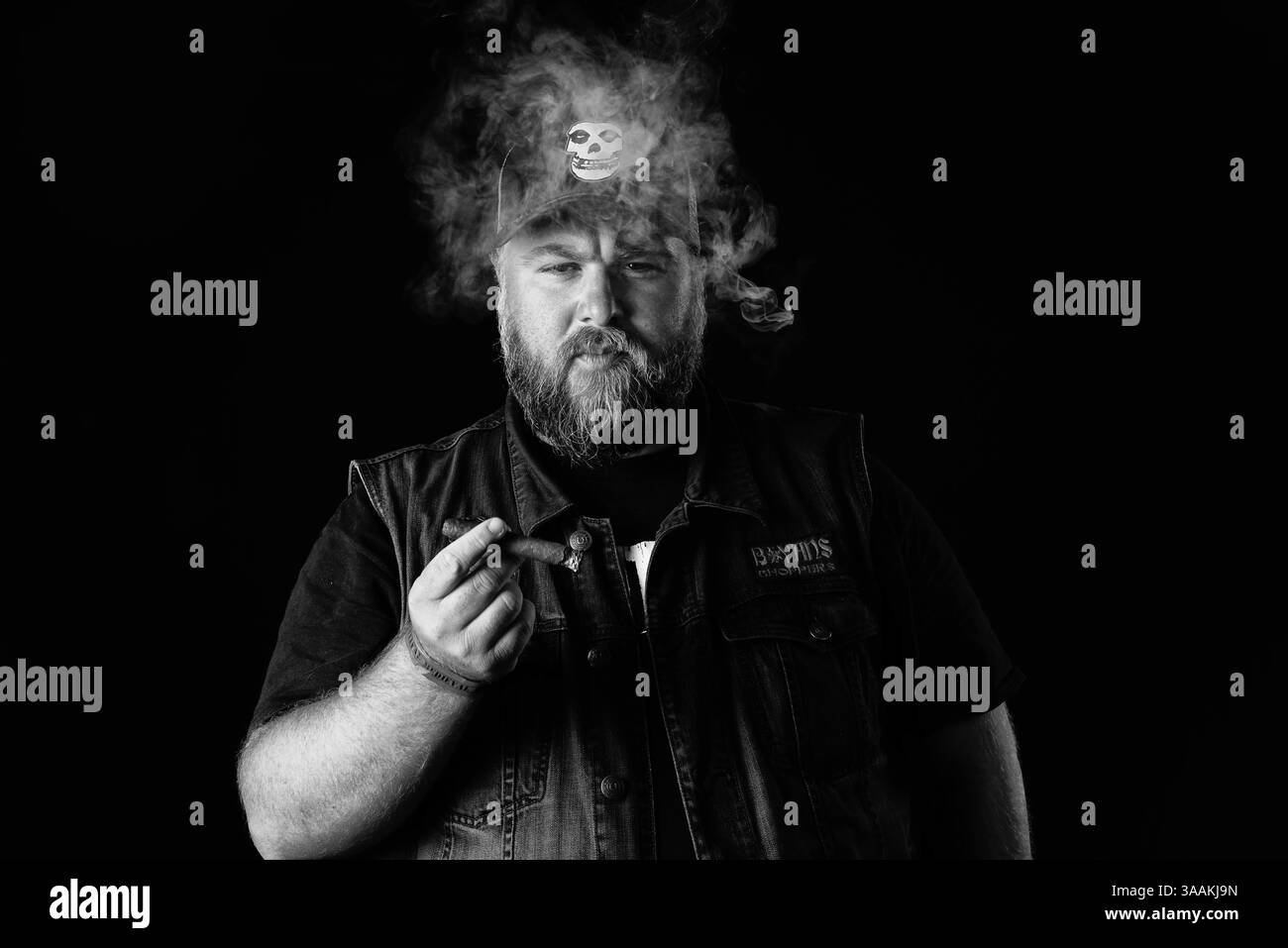 Dezember 2017 – Paris, Frankreich – GREG, Präsident BOYANS MC, Job als Verkäufer Trainer Rides Harley Davidson Softail 1584. Die MC-Biker stehen in vielerlei Hinsicht im Gegensatz zu den traditionellen Bikern. Einige Ride Choppers, modifizierte und personalisierte Motorräder und entzogen einige ihrer Originalzubehör. Im Allgemeinen ist dies eine Möglichkeit, die Ablehnung vieler konventioneller Vorstellungen von der politischen und wirtschaftlichen Gesellschaft, in der sie leben, zu zeigen. MC-Biker wollen frei sein, ohne Einschränkungen, aber sie unterliegen drastischen internen Regeln. Teil eines MC zu sein, ist ein echtes Engagement. Einige MC-Mitglieder könnten sich jedoch davon überzeugen Stockfoto