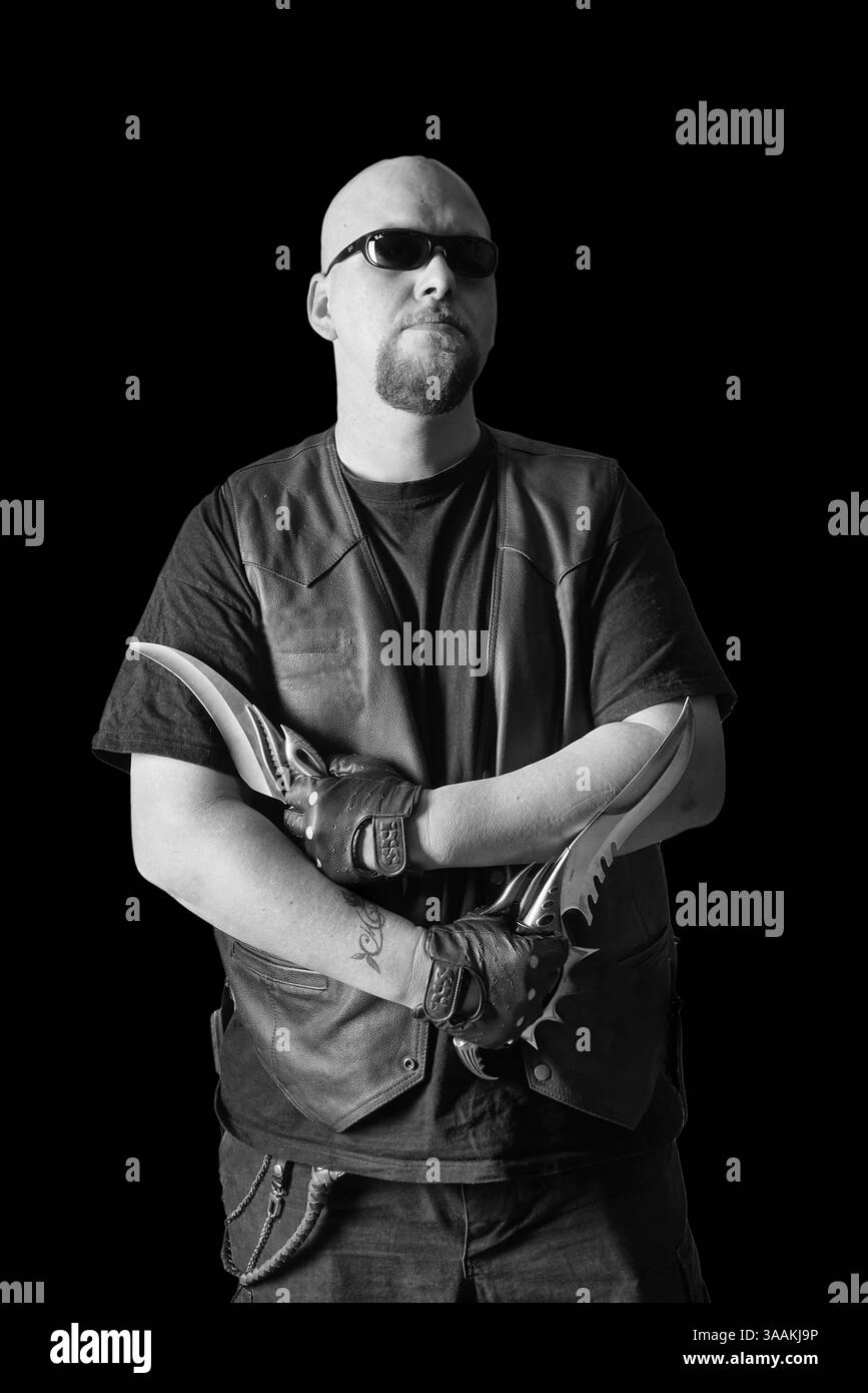 Dezember 2017 - Paris, Frankreich - Nounours. Die MC-Biker stehen in vielerlei Hinsicht im Gegensatz zu den traditionellen Bikern. Einige Ride Choppers, modifizierte und personalisierte Motorräder und entzogen einige ihrer Originalzubehör. Im Allgemeinen ist dies eine Möglichkeit, die Ablehnung vieler konventioneller Vorstellungen von der politischen und wirtschaftlichen Gesellschaft, in der sie leben, zu zeigen. MC-Biker wollen frei sein, ohne Einschränkungen, aber sie unterliegen drastischen internen Regeln. Teil eines MC zu sein, ist ein echtes Engagement. Obwohl einige MC-Mitglieder einen marginalen Lebensstil zu leben scheinen, sind sie meist integrat Stockfoto