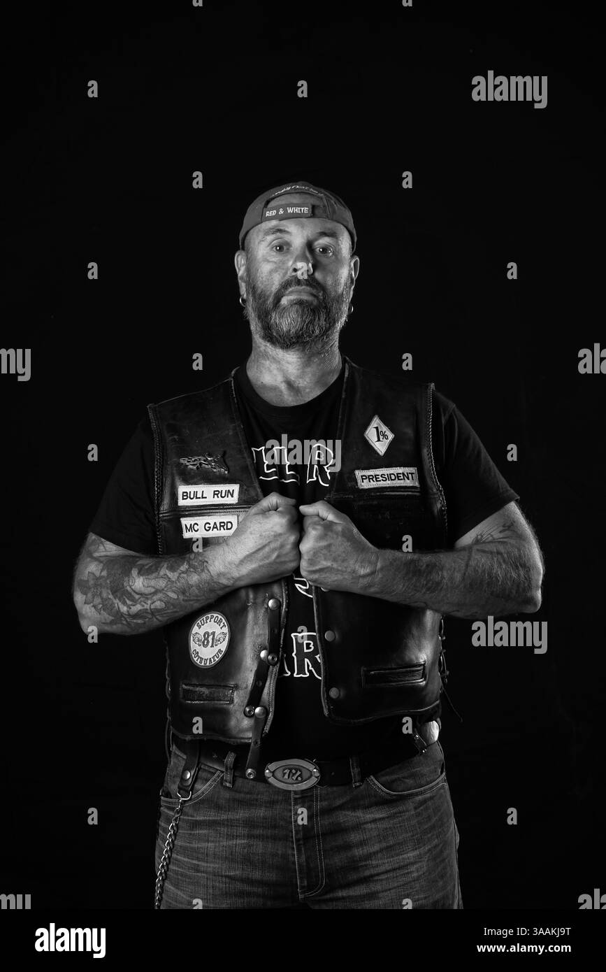 11. Dezember 2017 – Paris, Frankreich – CEDRIC, Präsident von Bull Run MC, Job als Lumberjack Rides Harley Davidson Sportster 1200. Die MC-Biker stehen in vielerlei Hinsicht im Gegensatz zu den traditionellen Bikern. Einige Ride Choppers, modifizierte und personalisierte Motorräder und entzogen einige ihrer Originalzubehör. Im Allgemeinen ist dies eine Möglichkeit, die Ablehnung vieler konventioneller Vorstellungen von der politischen und wirtschaftlichen Gesellschaft, in der sie leben, zu zeigen. MC-Biker wollen frei sein, ohne Einschränkungen, aber sie unterliegen drastischen internen Regeln. Teil eines MC zu sein, ist ein echtes Engagement. Obwohl einige MC-Mitglieder das mögen Stockfoto