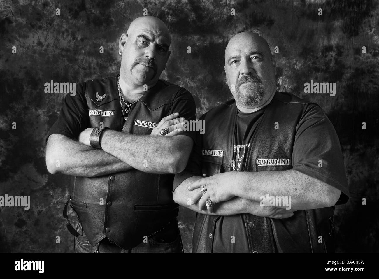 11. Dezember 2017 – Paris, Frankreich – ERIC von Evil Sinners MC, Job als Dachdecker Rides Harley Davidson Road King Classic 2012 und ALAIN von Evil Sinners MC, pensioniert. Die MC-Biker stehen in vielerlei Hinsicht im Gegensatz zu den traditionellen Bikern. Einige Ride Choppers, modifizierte und personalisierte Motorräder und entzogen einige ihrer Originalzubehör. Im Allgemeinen ist dies eine Möglichkeit, die Ablehnung vieler konventioneller Vorstellungen von der politischen und wirtschaftlichen Gesellschaft, in der sie leben, zu zeigen. MC-Biker wollen frei sein, ohne Einschränkungen, aber sie unterliegen drastischen internen Regeln. Teil eines MC zu sein, ist Stockfoto