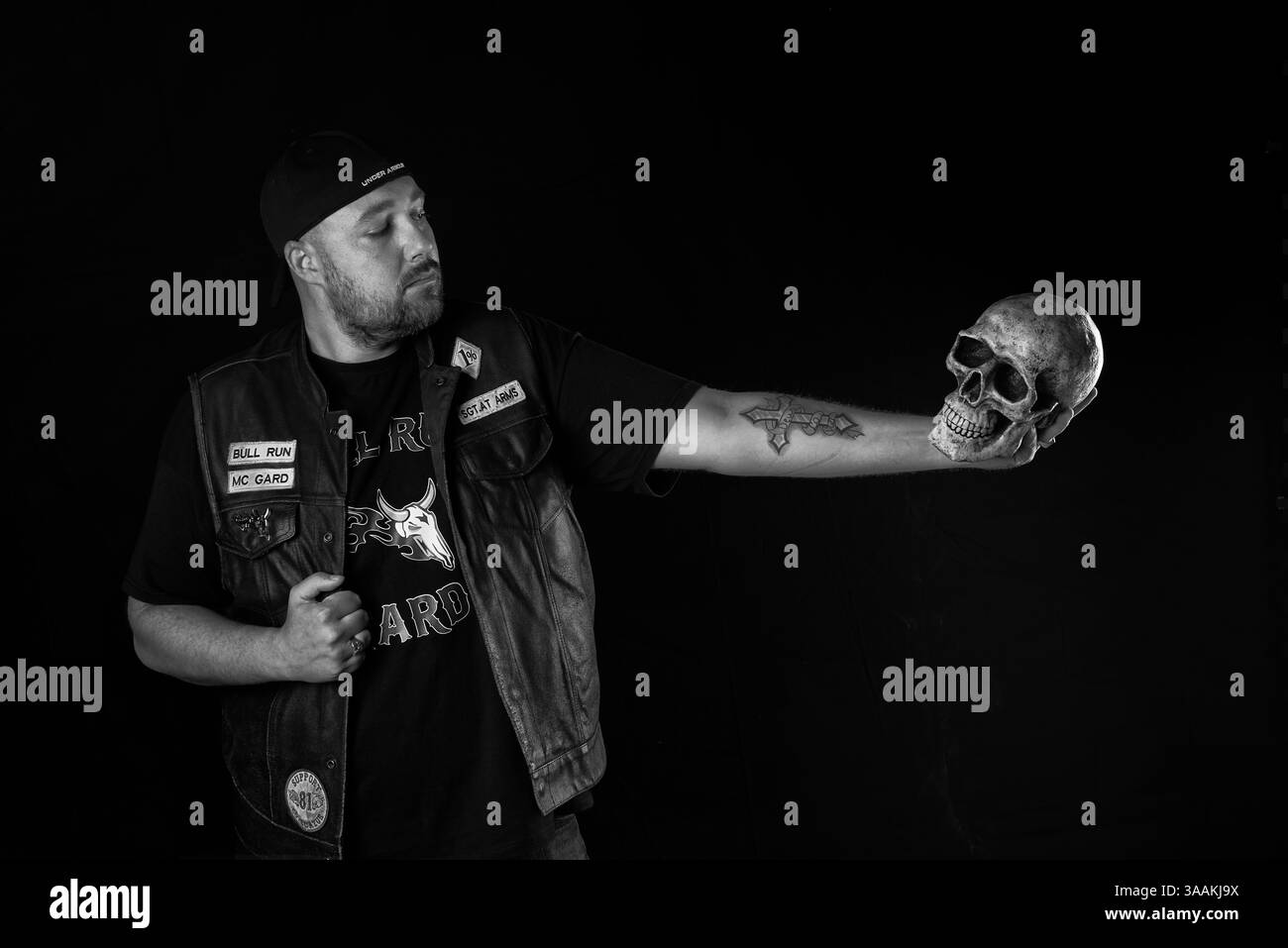 11. Dezember 2017 – Paris, Frankreich – ANTHONY of Bull Run MC, Job als Lumberjack Rides Harley Davidson Sportster 1200. Die MC-Biker stehen in vielerlei Hinsicht im Gegensatz zu den traditionellen Bikern. Einige Ride Choppers, modifizierte und personalisierte Motorräder und entzogen einige ihrer Originalzubehör. Im Allgemeinen ist dies eine Möglichkeit, die Ablehnung vieler konventioneller Vorstellungen von der politischen und wirtschaftlichen Gesellschaft, in der sie leben, zu zeigen. MC-Biker wollen frei sein, ohne Einschränkungen, aber sie unterliegen drastischen internen Regeln. Teil eines MC zu sein, ist ein echtes Engagement. Obwohl einige MC-Mitglieder scheinen, sich zu verhalten Stockfoto