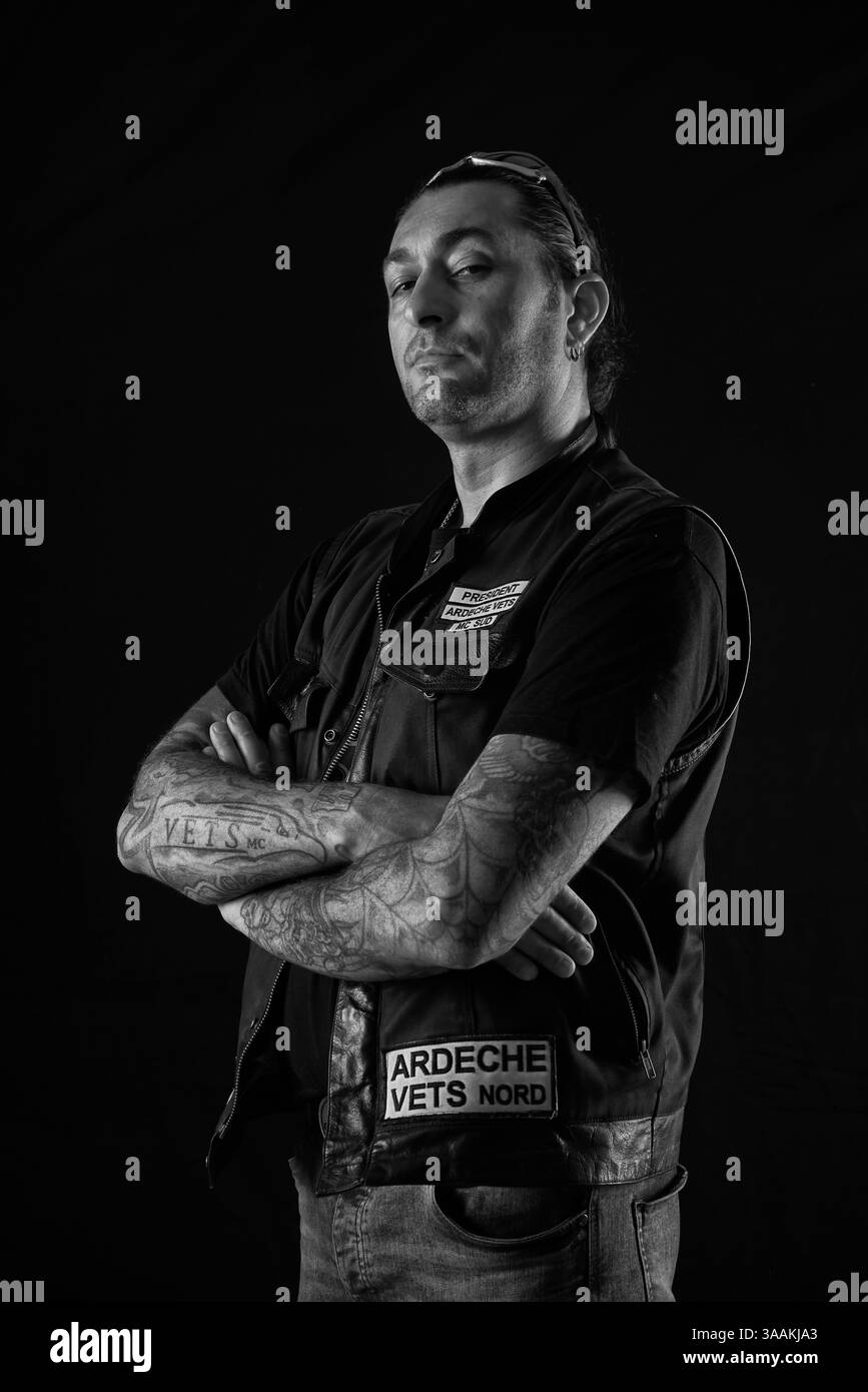 11. Dezember 2017 – Paris, Frankreich – LYLIAN, Präsident Ardeche betreibt MC Sud, Job als Lkw-Fahrer fährt Harley Davidson Low Rider 2017. Die MC-Biker stehen in vielerlei Hinsicht im Gegensatz zu den traditionellen Bikern. Einige Ride Choppers, modifizierte und personalisierte Motorräder und entzogen einige ihrer Originalzubehör. Im Allgemeinen ist dies eine Möglichkeit, die Ablehnung vieler konventioneller Vorstellungen von der politischen und wirtschaftlichen Gesellschaft, in der sie leben, zu zeigen. MC-Biker wollen frei sein, ohne Einschränkungen, aber sie unterliegen drastischen internen Regeln. Teil eines MC zu sein, ist ein echtes Engagement. Obwohl einige MC-Mitglieder Stockfoto