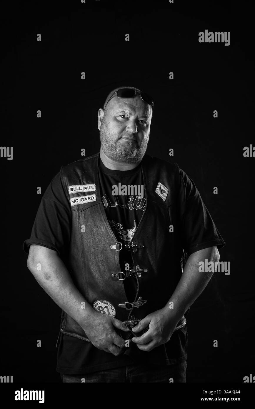 Dezember 2017 – Paris, Frankreich – KARIM aka MANY von Bull Run MC, Job als Kunsthandwerker im Baugewerbe Vulcan 800VN. Die MC-Biker stehen in vielerlei Hinsicht im Gegensatz zu den traditionellen Bikern. Einige Ride Choppers, modifizierte und personalisierte Motorräder und entzogen einige ihrer Originalzubehör. Im Allgemeinen ist dies eine Möglichkeit, die Ablehnung vieler konventioneller Vorstellungen von der politischen und wirtschaftlichen Gesellschaft, in der sie leben, zu zeigen. MC-Biker wollen frei sein, ohne Einschränkungen, aber sie unterliegen drastischen internen Regeln. Teil eines MC zu sein, ist ein echtes Engagement. Obwohl einige MC-Mitglieder scheinen Stockfoto