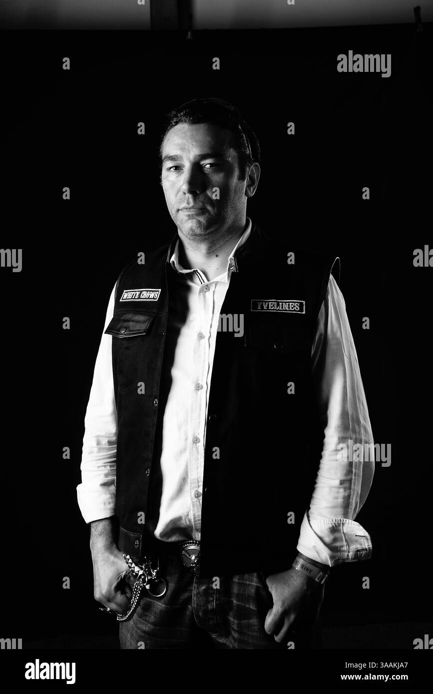 Dezember 2017 - Paris, Frankreich - Mike von White Crows MC. Die MC-Biker stehen in vielerlei Hinsicht im Gegensatz zu den traditionellen Bikern. Einige Ride Choppers, modifizierte und personalisierte Motorräder und entzogen einige ihrer Originalzubehör. Im Allgemeinen ist dies eine Möglichkeit, die Ablehnung vieler konventioneller Vorstellungen von der politischen und wirtschaftlichen Gesellschaft, in der sie leben, zu zeigen. MC-Biker wollen frei sein, ohne Einschränkungen, aber sie unterliegen drastischen internen Regeln. Teil eines MC zu sein, ist ein echtes Engagement. Obwohl einige MC-Mitglieder einen marginalen Lebensstil zu leben scheinen, sind sie meist actionmäßig Stockfoto