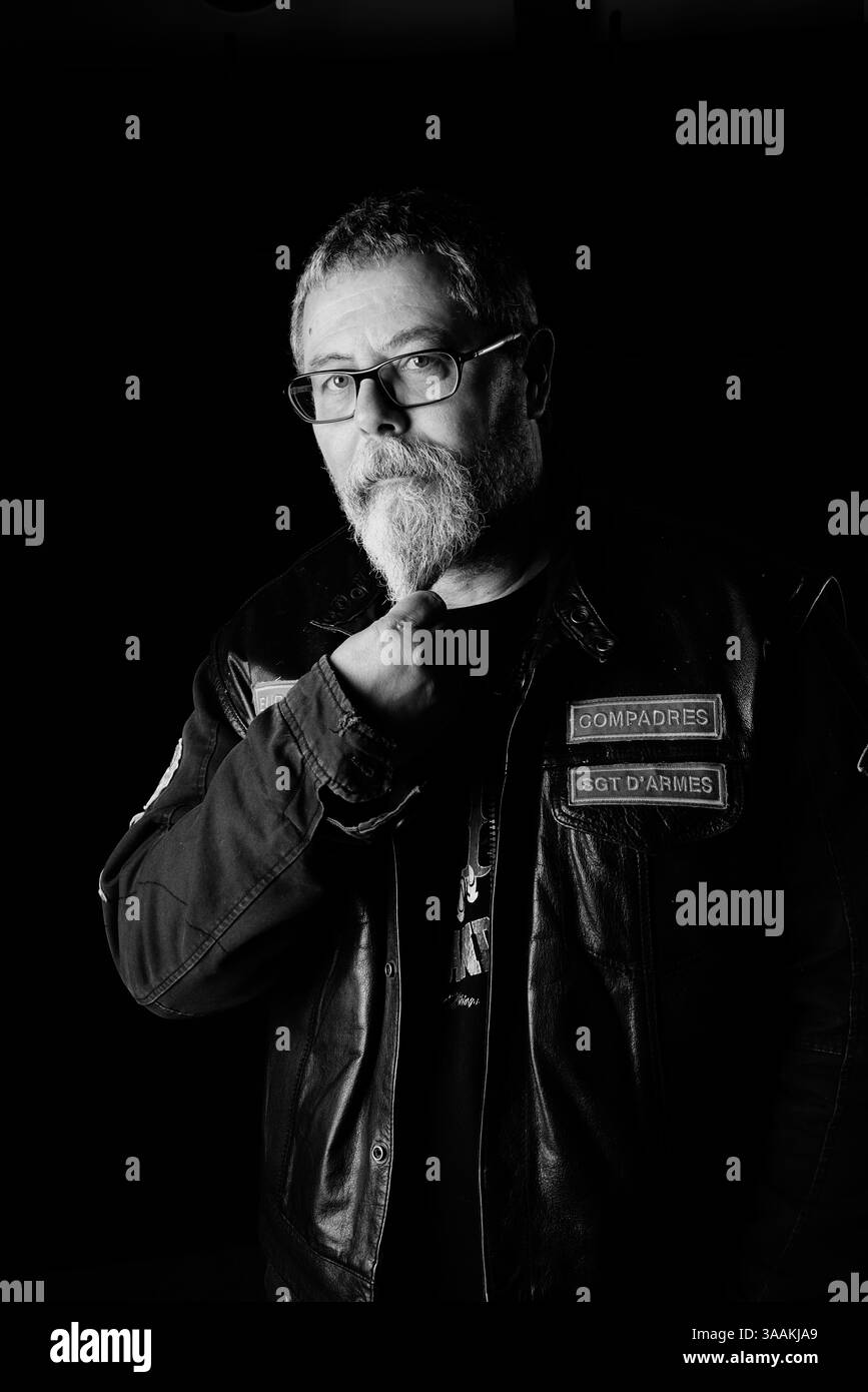 11. Dezember 2017 - Paris, Frankreich - Compadres MC. Die MC-Biker stehen in vielerlei Hinsicht im Gegensatz zu den traditionellen Bikern. Einige Ride Choppers, modifizierte und personalisierte Motorräder und entzogen einige ihrer Originalzubehör. Im Allgemeinen ist dies eine Möglichkeit, die Ablehnung vieler konventioneller Vorstellungen von der politischen und wirtschaftlichen Gesellschaft, in der sie leben, zu zeigen. MC-Biker wollen frei sein, ohne Einschränkungen, aber sie unterliegen drastischen internen Regeln. Teil eines MC zu sein, ist ein echtes Engagement. Obwohl einige MC-Mitglieder einen marginalen Lebensstil zu leben scheinen, sind sie meist inte Stockfoto