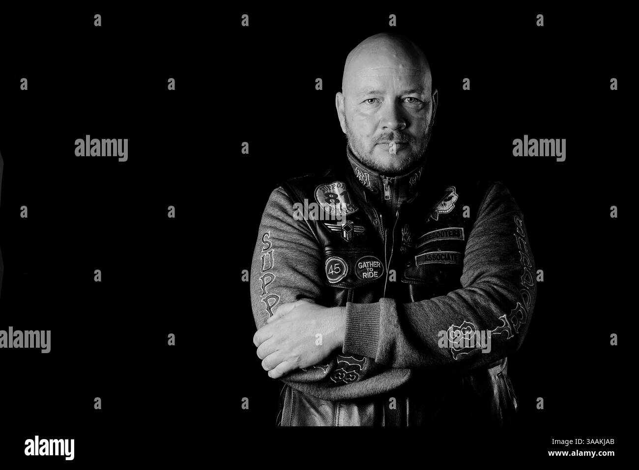 Dezember 2017 - Paris, Frankreich - CHRISTOPHE aka Tintin von Freebooters MC, Job als Taxifahrer fährt HD Break Out. Die MC-Biker stehen in vielerlei Hinsicht im Gegensatz zu den traditionellen Bikern. Einige Ride Choppers, modifizierte und personalisierte Motorräder und entzogen einige ihrer Originalzubehör. Im Allgemeinen ist dies eine Möglichkeit, die Ablehnung vieler konventioneller Vorstellungen von der politischen und wirtschaftlichen Gesellschaft, in der sie leben, zu zeigen. MC-Biker wollen frei sein, ohne Einschränkungen, aber sie unterliegen drastischen internen Regeln. Teil eines MC zu sein, ist ein echtes Engagement. Obwohl einige MC-Mitglieder scheinen, sich zu verhalten Stockfoto