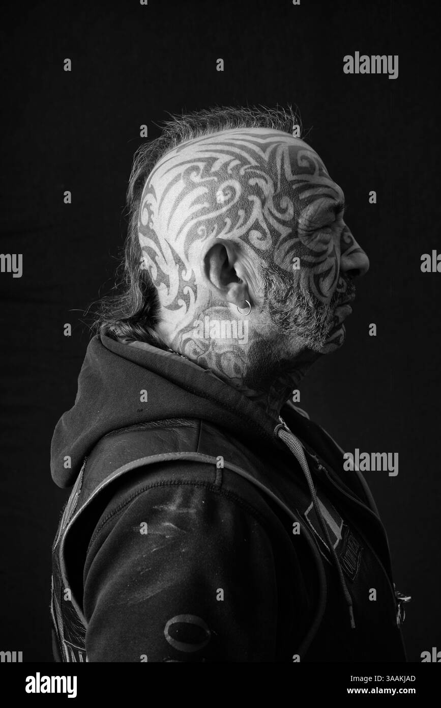 11. Dezember 2017 - Paris, Frankreich - MICHEL of Outlanders MC, Job als Gießereiarbeiter reitet Harley Davidson Softail 1340 de 1999. Die MC-Biker stehen in vielerlei Hinsicht im Gegensatz zu den traditionellen Bikern. Einige Ride Choppers, modifizierte und personalisierte Motorräder und entzogen einige ihrer Originalzubehör. Im Allgemeinen ist dies eine Möglichkeit, die Ablehnung vieler konventioneller Vorstellungen von der politischen und wirtschaftlichen Gesellschaft, in der sie leben, zu zeigen. MC-Biker wollen frei sein, ohne Einschränkungen, aber sie unterliegen drastischen internen Regeln. Teil eines MC zu sein, ist ein echtes Engagement. Obwohl einige MC-Mitglieder das mögen Stockfoto