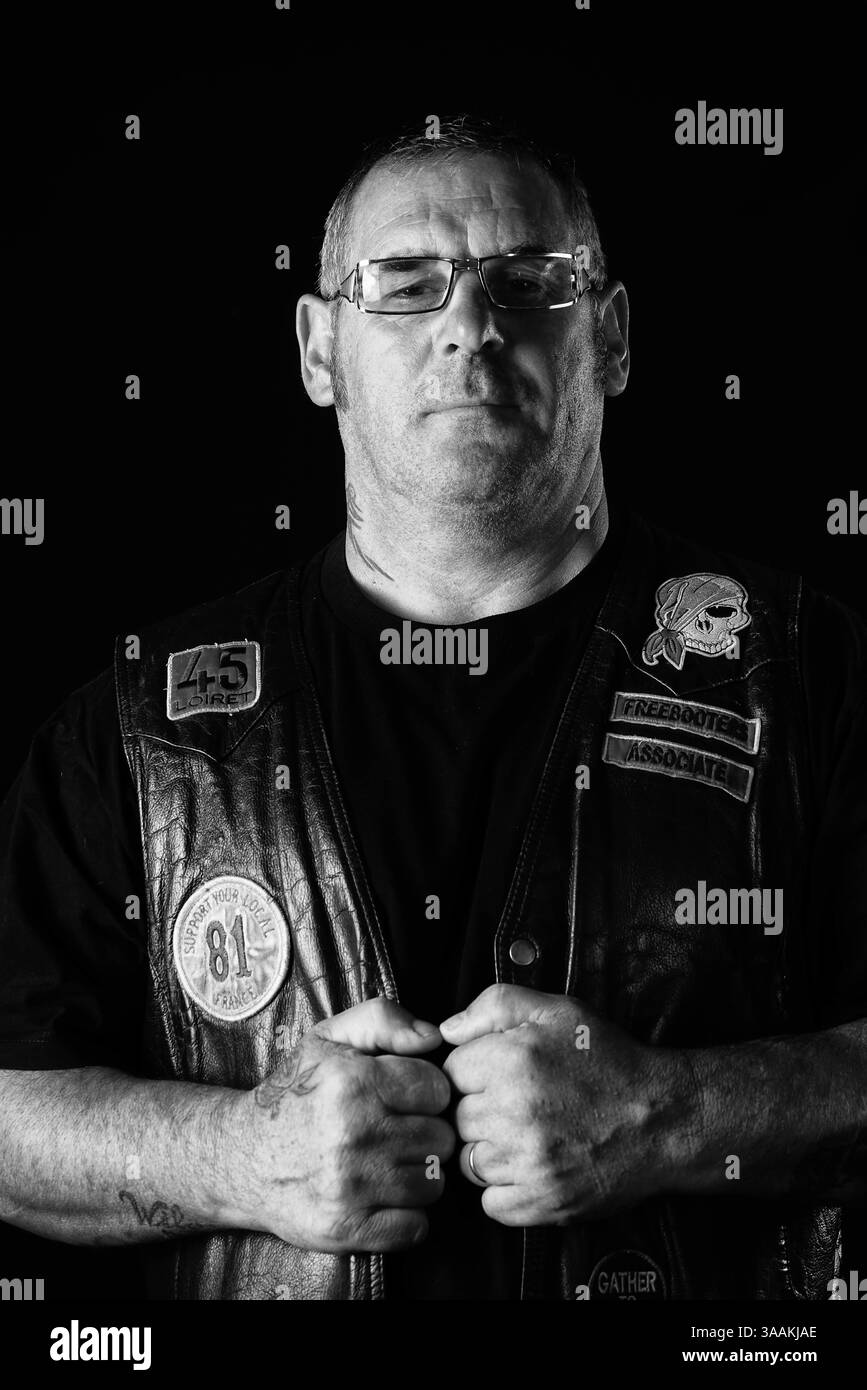 11. Dezember 2017 - Paris, Frankreich - SHREKOOS von Freebooters MC, Job als Lkw-Fahrer fährt HD Electra Glide. Die MC-Biker stehen in vielerlei Hinsicht im Gegensatz zu den traditionellen Bikern. Einige Ride Choppers, modifizierte und personalisierte Motorräder und entzogen einige ihrer Originalzubehör. Im Allgemeinen ist dies eine Möglichkeit, die Ablehnung vieler konventioneller Vorstellungen von der politischen und wirtschaftlichen Gesellschaft, in der sie leben, zu zeigen. MC-Biker wollen frei sein, ohne Einschränkungen, aber sie unterliegen drastischen internen Regeln. Teil eines MC zu sein, ist ein echtes Engagement. Obwohl einige MC-Mitglieder scheinen ein mar zu leben Stockfoto