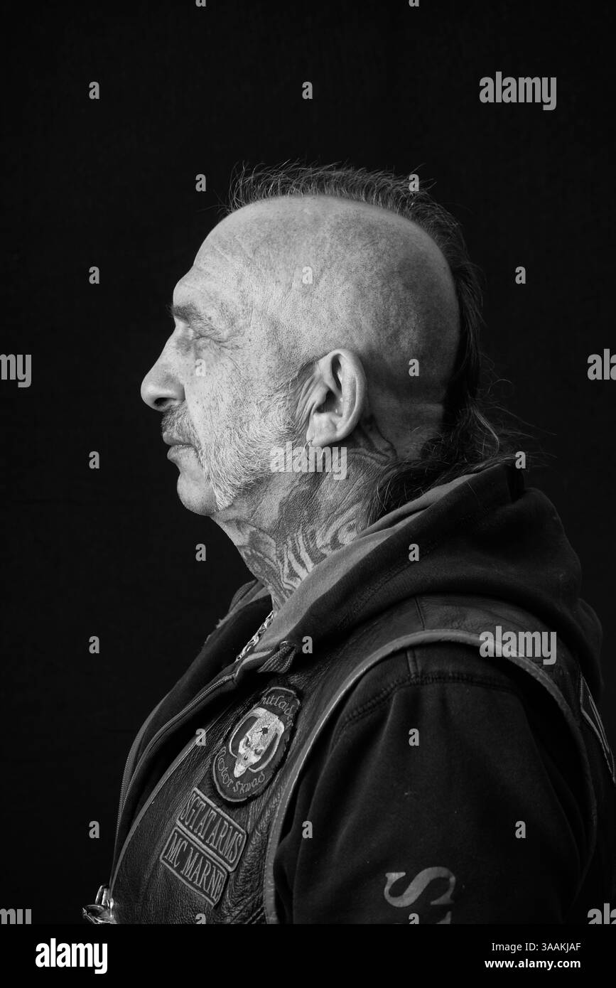 11. Dezember 2017 - Paris, Frankreich - MICHEL of Outlanders MC, Job als Gießereiarbeiter reitet Harley Davidson Softail 1340 de 1999. Die MC-Biker stehen in vielerlei Hinsicht im Gegensatz zu den traditionellen Bikern. Einige Ride Choppers, modifizierte und personalisierte Motorräder und entzogen einige ihrer Originalzubehör. Im Allgemeinen ist dies eine Möglichkeit, die Ablehnung vieler konventioneller Vorstellungen von der politischen und wirtschaftlichen Gesellschaft, in der sie leben, zu zeigen. MC-Biker wollen frei sein, ohne Einschränkungen, aber sie unterliegen drastischen internen Regeln. Teil eines MC zu sein, ist ein echtes Engagement. Obwohl einige MC-Mitglieder das mögen Stockfoto