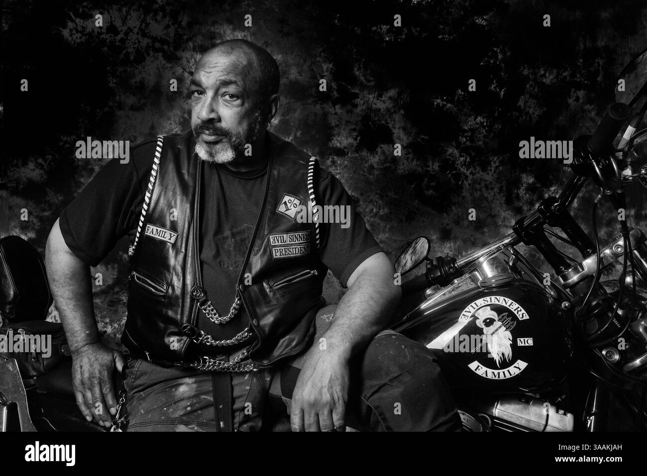 11. Dezember 2017 – Paris, Frankreich – JOSS, Präsident Evil Sinners MC, Job als Maler für Innenarchitektur auf Harley Davidson. Die MC-Biker stehen in vielerlei Hinsicht im Gegensatz zu den traditionellen Bikern. Einige Ride Choppers, modifizierte und personalisierte Motorräder und entzogen einige ihrer Originalzubehör. Im Allgemeinen ist dies eine Möglichkeit, die Ablehnung vieler konventioneller Vorstellungen von der politischen und wirtschaftlichen Gesellschaft, in der sie leben, zu zeigen. MC-Biker wollen frei sein, ohne Einschränkungen, aber sie unterliegen drastischen internen Regeln. Teil eines MC zu sein, ist ein echtes Engagement. Einige MC-Mitglieder könnten sich jedoch davon überzeugen Stockfoto