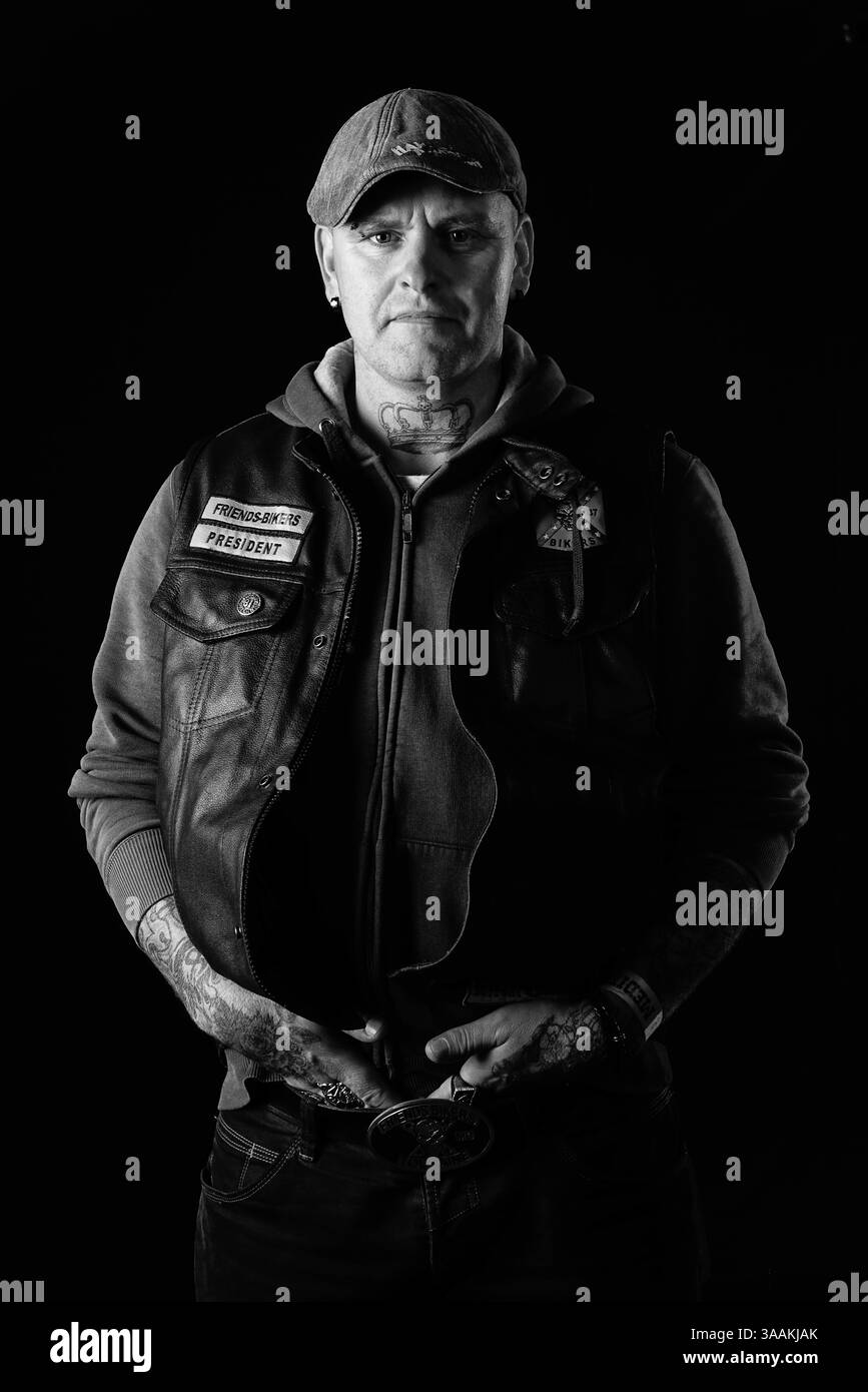 11. Dezember 2017 – Paris, Frankreich – SEB, President Friends Bikers Touraine MC, Job als Lagermann fährt Harley Davidson Electra Ultra Glide. Die MC-Biker stehen in vielerlei Hinsicht im Gegensatz zu den traditionellen Bikern. Einige Ride Choppers, modifizierte und personalisierte Motorräder und entzogen einige ihrer Originalzubehör. Im Allgemeinen ist dies eine Möglichkeit, die Ablehnung vieler konventioneller Vorstellungen von der politischen und wirtschaftlichen Gesellschaft, in der sie leben, zu zeigen. MC-Biker wollen frei sein, ohne Einschränkungen, aber sie unterliegen drastischen internen Regeln. Teil eines MC zu sein, ist ein echtes Engagement. Obwohl einige M Stockfoto