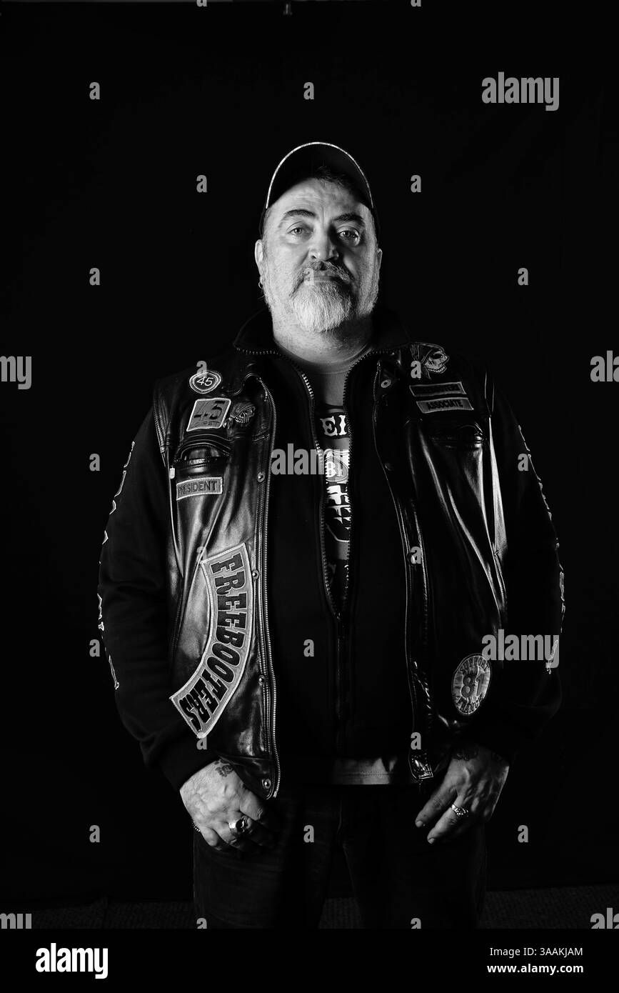 11. Dezember 2017 - Paris, Frankreich - PEZ, Präsident Freebooters MC, Job als Tattoo Artist Rides HD Dyna 1340cc. Die MC-Biker stehen in vielerlei Hinsicht im Gegensatz zu den traditionellen Bikern. Einige Ride Choppers, modifizierte und personalisierte Motorräder und entzogen einige ihrer Originalzubehör. Im Allgemeinen ist dies eine Möglichkeit, die Ablehnung vieler konventioneller Vorstellungen von der politischen und wirtschaftlichen Gesellschaft, in der sie leben, zu zeigen. MC-Biker wollen frei sein, ohne Einschränkungen, aber sie unterliegen drastischen internen Regeln. Teil eines MC zu sein, ist ein echtes Engagement. Obwohl einige MC-Mitglieder scheinen ein M zu leben Stockfoto