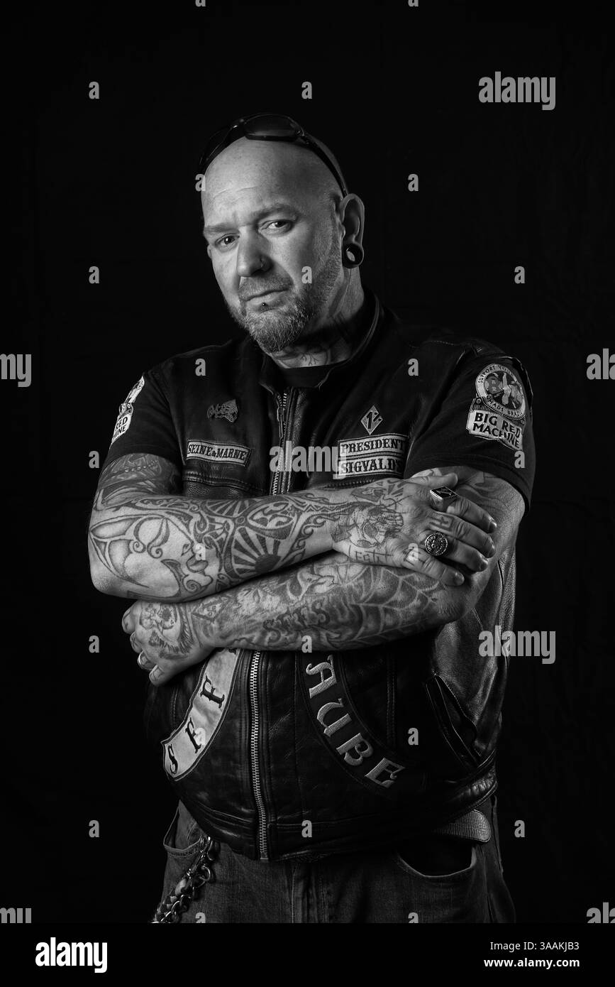 Dezember 2017 - Paris, Frankreich - PAT, MC seine & Marne von Präsident Sigvald, No Job Rides Harley Davidson Street Glide 2012. Die MC-Biker stehen in vielerlei Hinsicht im Gegensatz zu den traditionellen Bikern. Einige Ride Choppers, modifizierte und personalisierte Motorräder und entzogen einige ihrer Originalzubehör. Im Allgemeinen ist dies eine Möglichkeit, die Ablehnung vieler konventioneller Vorstellungen von der politischen und wirtschaftlichen Gesellschaft, in der sie leben, zu zeigen. MC-Biker wollen frei sein, ohne Einschränkungen, aber sie unterliegen drastischen internen Regeln. Teil eines MC zu sein, ist ein echtes Engagement. Obwohl einige MC-Mitglieder das mögen Stockfoto