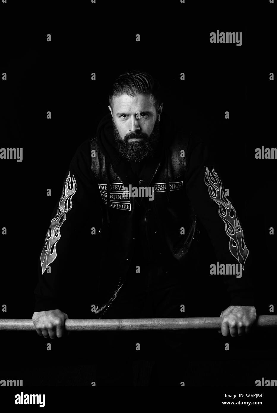 Dezember 2017 - Paris, Frankreich - STEPHANE von Medieval MC Essonne, Business Developer Rides Harley Davidson Street Bob 2009. Die MC-Biker stehen in vielerlei Hinsicht im Gegensatz zu den traditionellen Bikern. Einige Ride Choppers, modifizierte und personalisierte Motorräder und entzogen einige ihrer Originalzubehör. Im Allgemeinen ist dies eine Möglichkeit, die Ablehnung vieler konventioneller Vorstellungen von der politischen und wirtschaftlichen Gesellschaft, in der sie leben, zu zeigen. MC-Biker wollen frei sein, ohne Einschränkungen, aber sie unterliegen drastischen internen Regeln. Teil eines MC zu sein, ist ein echtes Engagement. Obwohl einige MC-Mitglieder das mögen Stockfoto