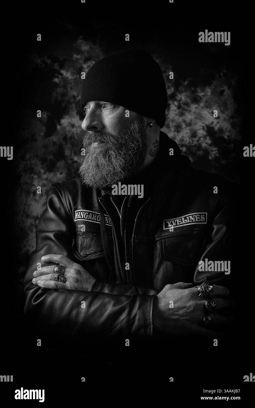 11. Dezember 2017 – Paris, Frankreich – REGIS von White Crows MC, Job als Motorradmechaniker fährt Victory Hammer 8-Ball 2016. Die MC-Biker stehen in vielerlei Hinsicht im Gegensatz zu den traditionellen Bikern. Einige Ride Choppers, modifizierte und personalisierte Motorräder und entzogen einige ihrer Originalzubehör. Im Allgemeinen ist dies eine Möglichkeit, die Ablehnung vieler konventioneller Vorstellungen von der politischen und wirtschaftlichen Gesellschaft, in der sie leben, zu zeigen. MC-Biker wollen frei sein, ohne Einschränkungen, aber sie unterliegen drastischen internen Regeln. Teil eines MC zu sein, ist ein echtes Engagement. Obwohl einige MC-Mitglieder scheinen Stockfoto